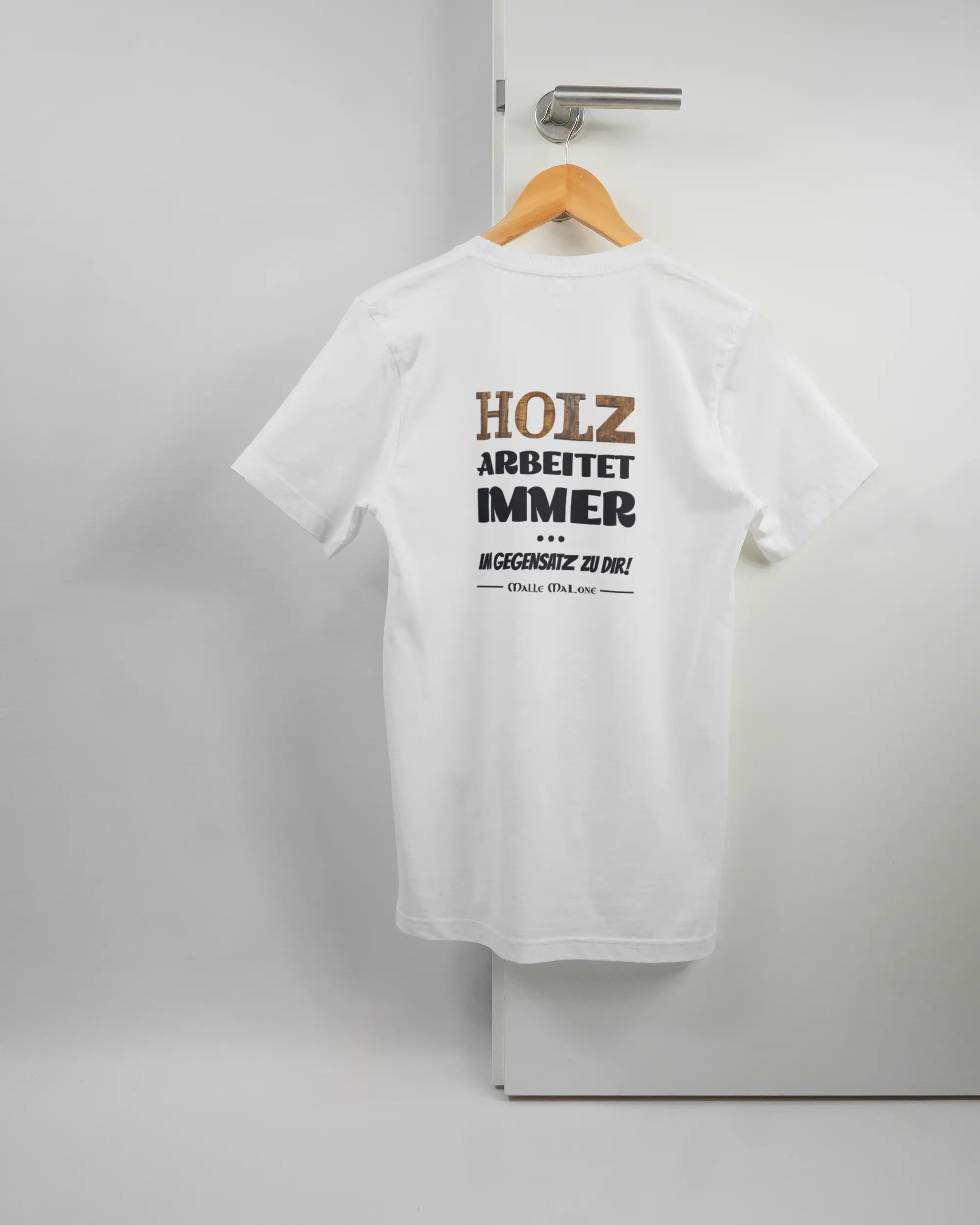 Rückseite des Basic Unisex T-Shirt Light von Maondo mit dem Design Holzarbeit in der Farbe White und in der Größe S auf einem Bügel an der Türklinke aufgehängt