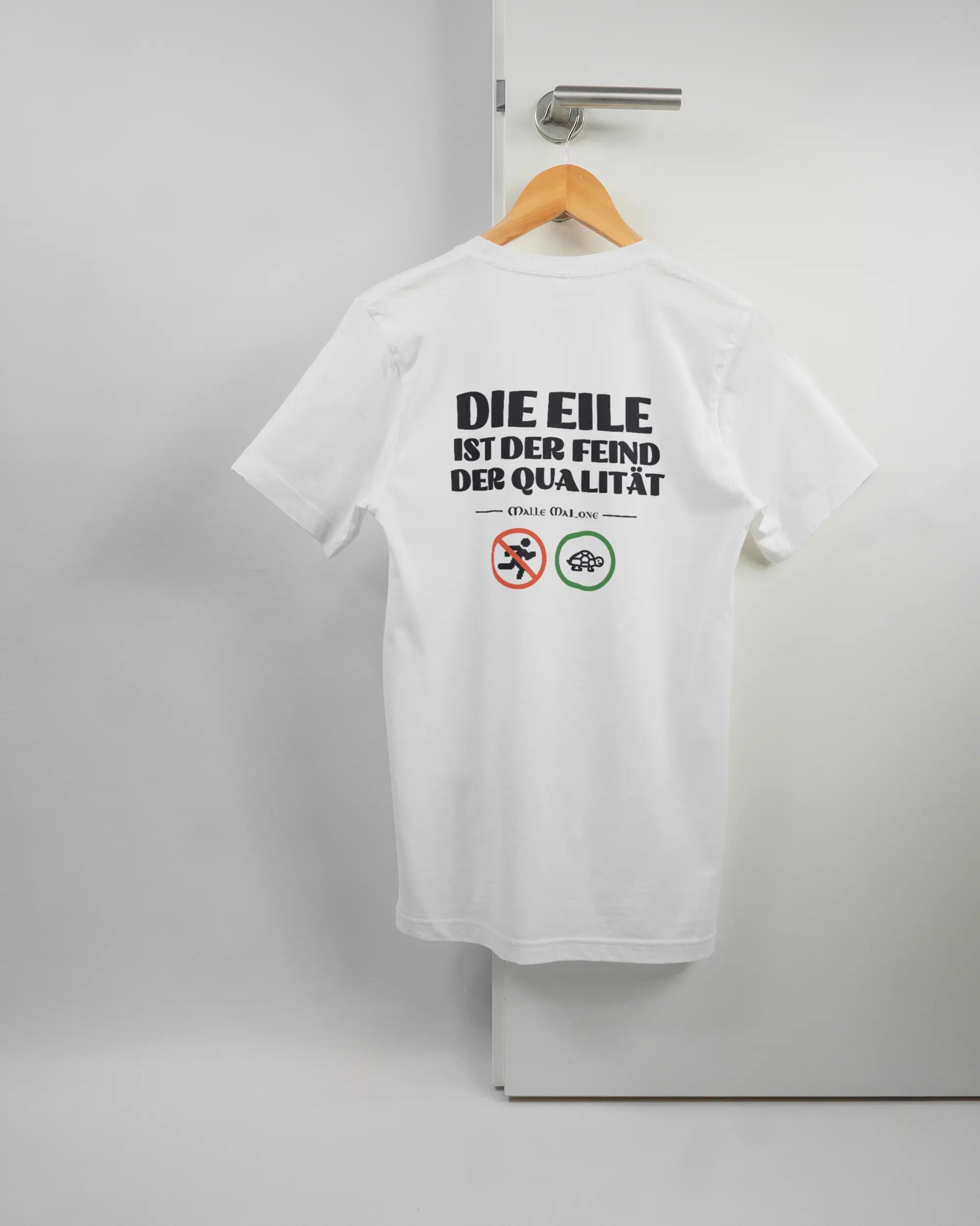 Rückseite des Basic Unisex T-Shirt Light von Maondo mit dem Design Keine Eile in der Farbe White und in der Größe S auf einem Bügel an der Türklinke aufgehängt