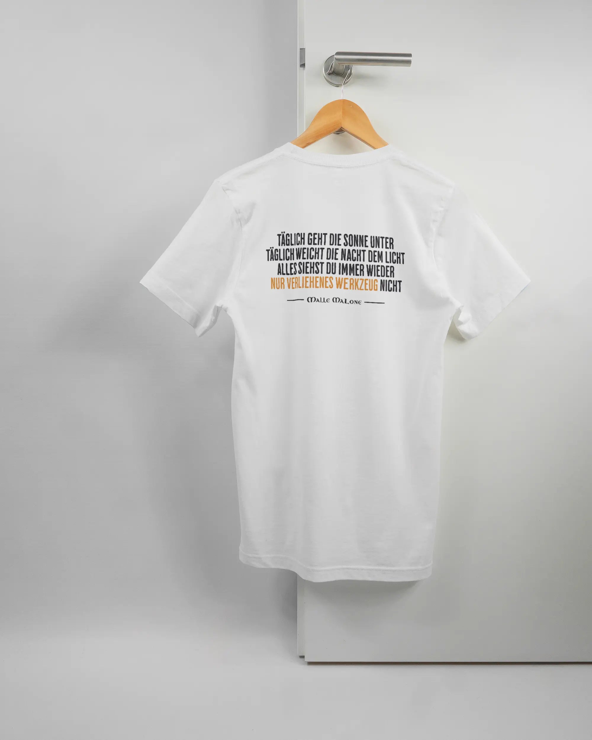 Rückseite des Basic Unisex T-Shirt Light von Maondo mit dem Design Wegzeug in der Farbe White und in der Größe S auf einem Bügel an der Türklinke aufgehängt