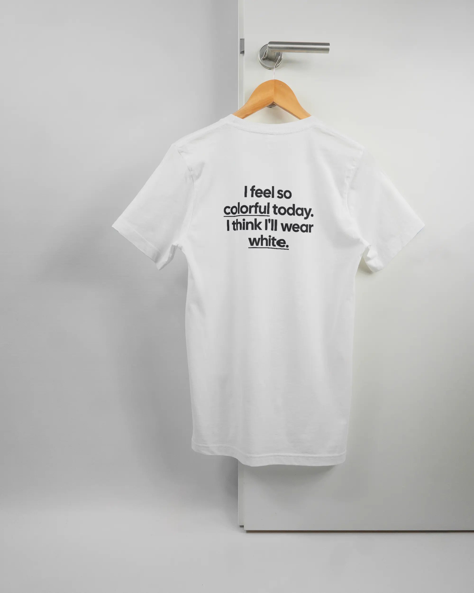 Rückseite des Basic Unisex T-Shirt Light von Maondo mit dem Design Colorful Day in der Farbe White und in der Größe S auf einem Bügel an der Türklinke aufgehängt