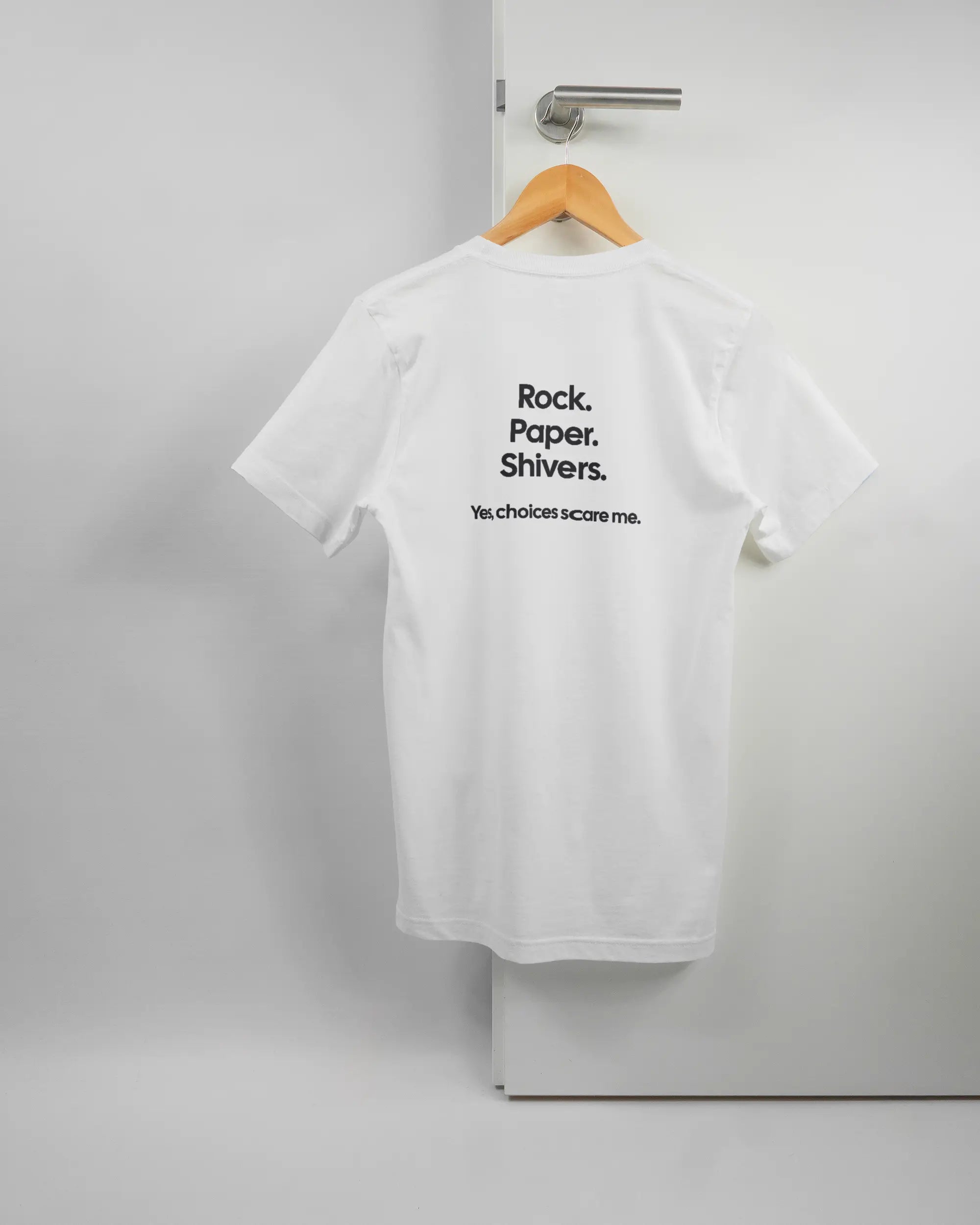 Rückseite des Basic Unisex T-Shirt Light von Maondo mit dem Design Rock Paper Shivers in der Farbe White und in der Größe S auf einem Bügel an der Türklinke aufgehängt