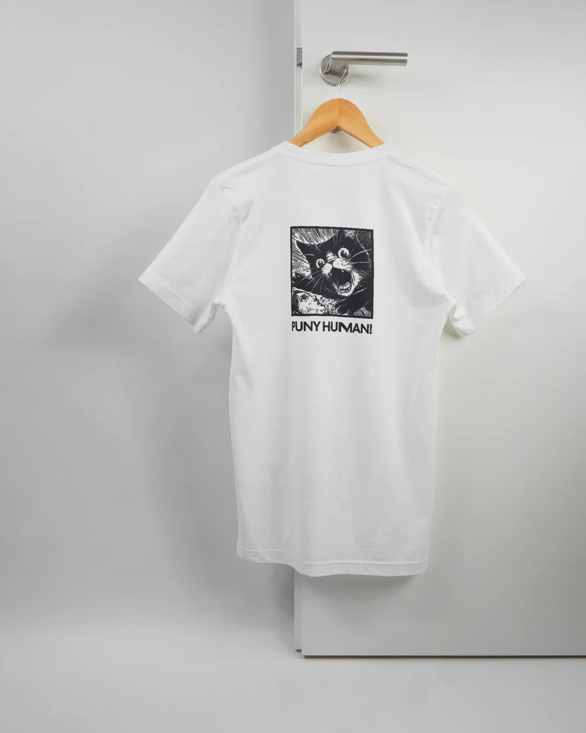 Rückseite des Basic Unisex T-Shirt Light von Maondo mit dem Design Puny Human in der Farbe White und in der Größe S auf einem Bügel an der Türklinke aufgehängt
