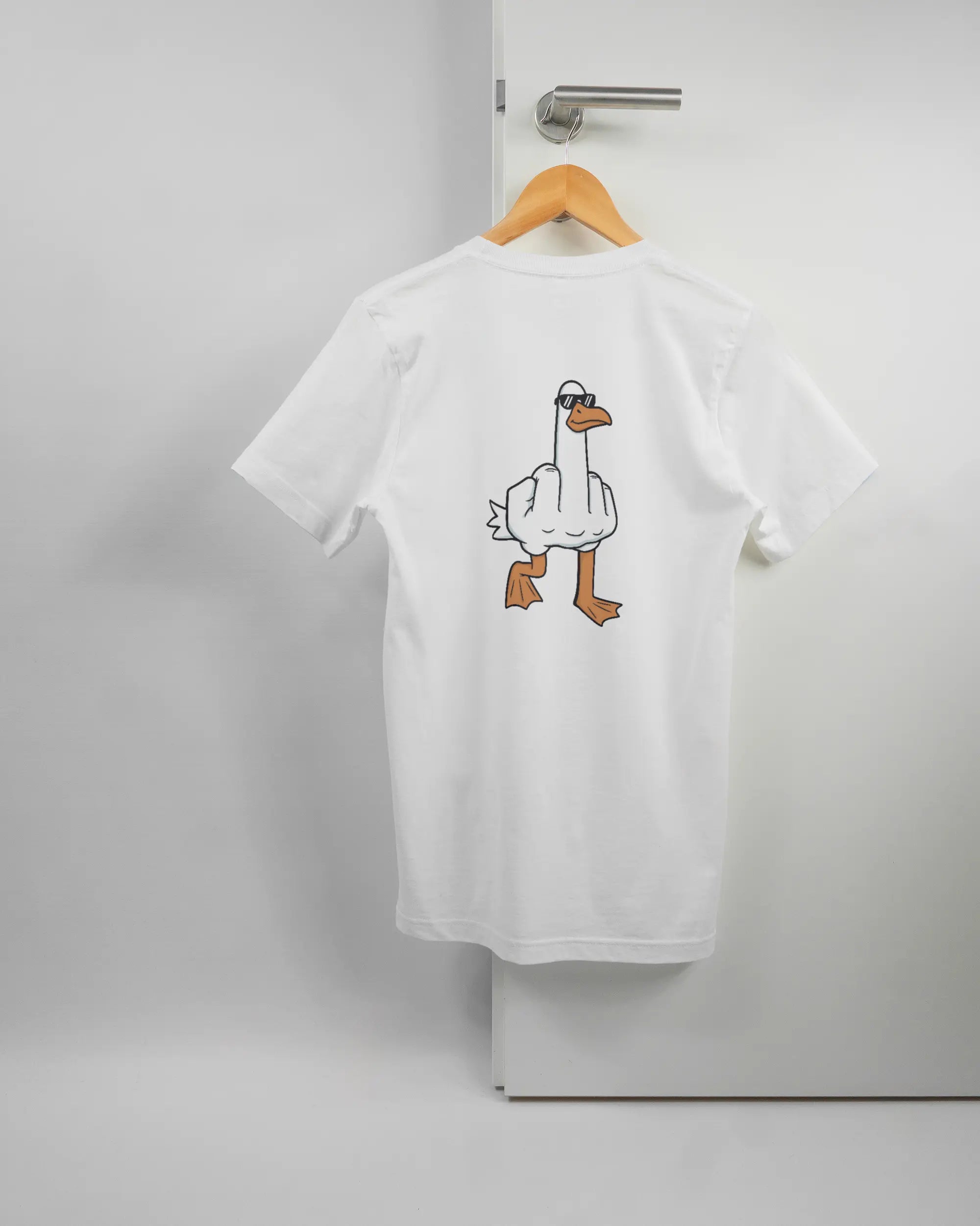 Rückseite des Basic Unisex T-Shirt Light von Maondo mit dem Design I give a duck in der Farbe White und in der Größe S auf einem Bügel an der Türklinke aufgehängt