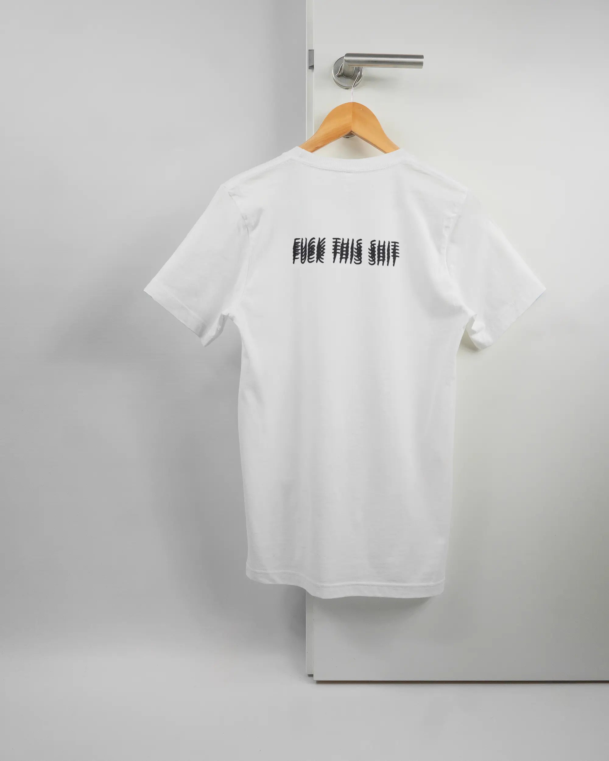 Rückseite des Basic Unisex T-Shirt Light von Maondo mit dem Design Hidden Message in der Farbe White und in der Größe S auf einem Bügel an der Türklinke aufgehängt