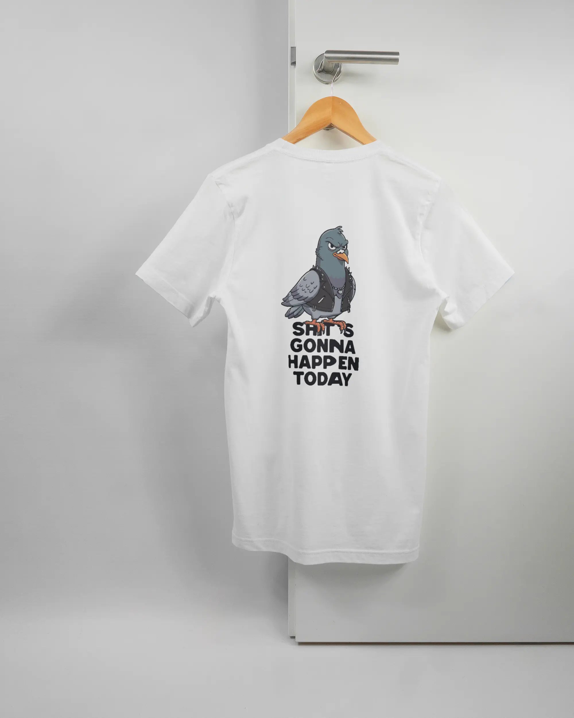 Rückseite des Basic Unisex T-Shirt Light von Maondo mit dem Design Pigeon Pun in der Farbe White und in der Größe S auf einem Bügel an der Türklinke aufgehängt
