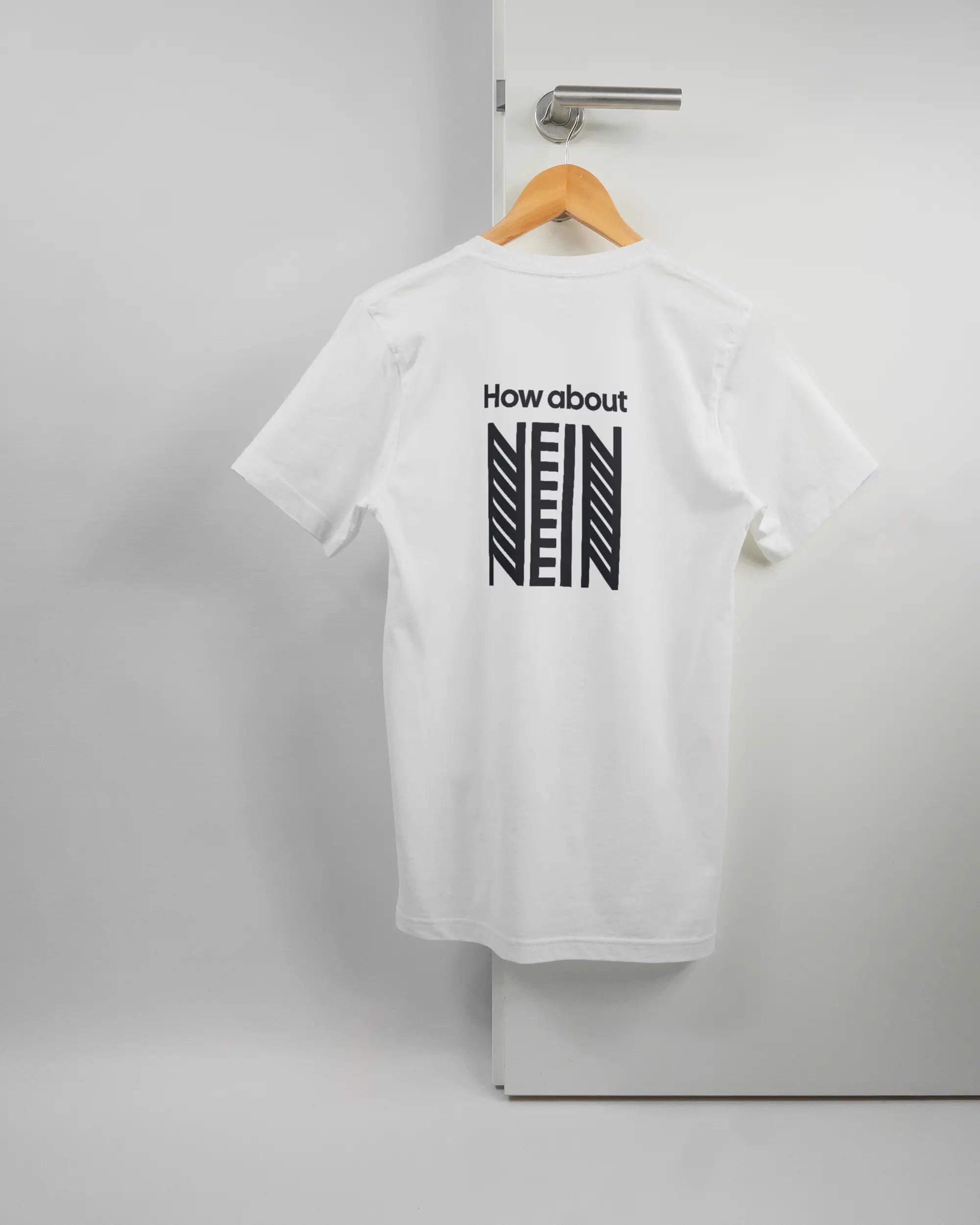 Rückseite des Basic Unisex T-Shirt Light von Maondo mit dem Design How about nein in der Farbe White und in der Größe S auf einem Bügel an der Türklinke aufgehängt