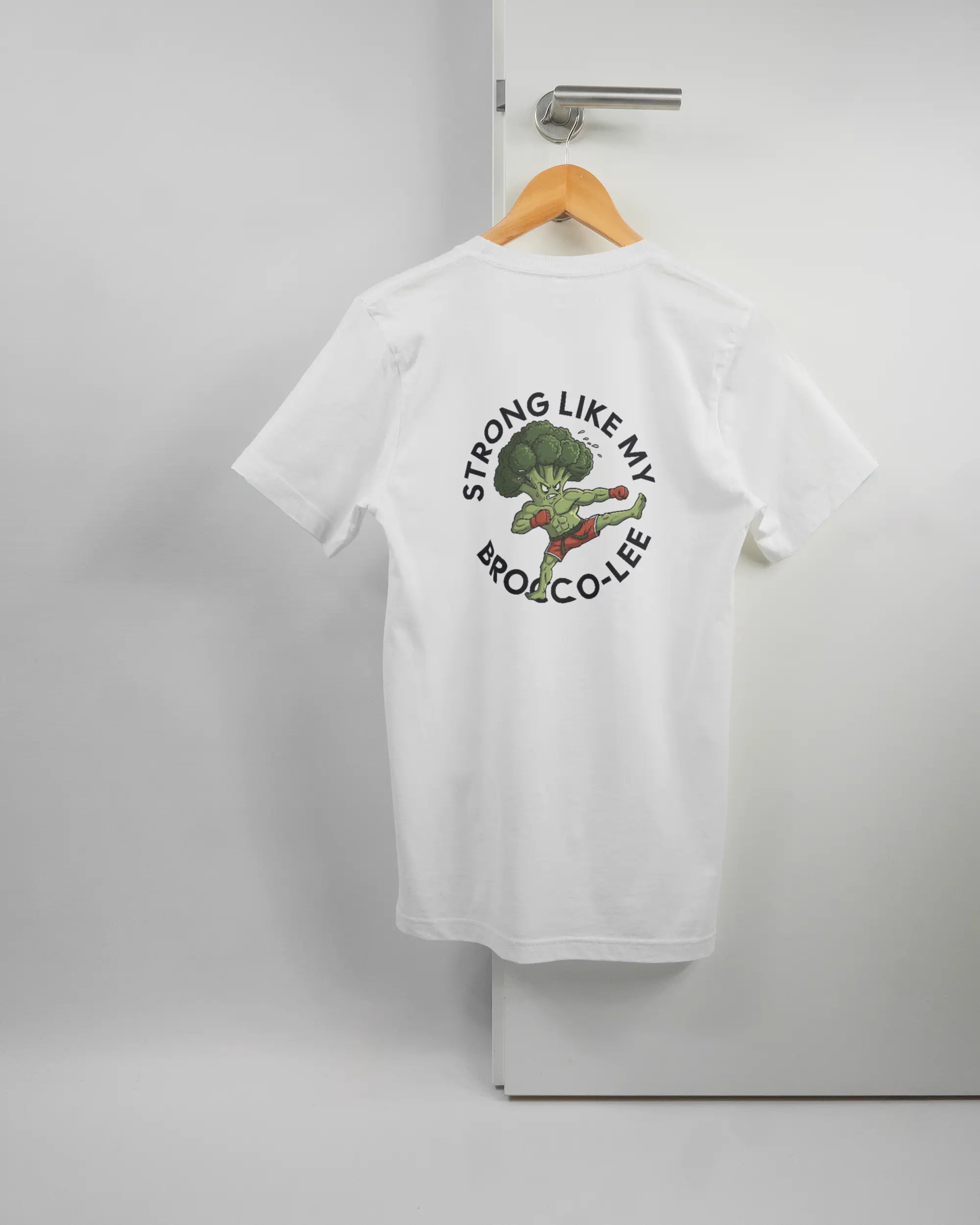 Rückseite des Basic Unisex T-Shirt Light von Maondo mit dem Design Brocco-Lee in der Farbe White und in der Größe S auf einem Bügel an der Türklinke aufgehängt
