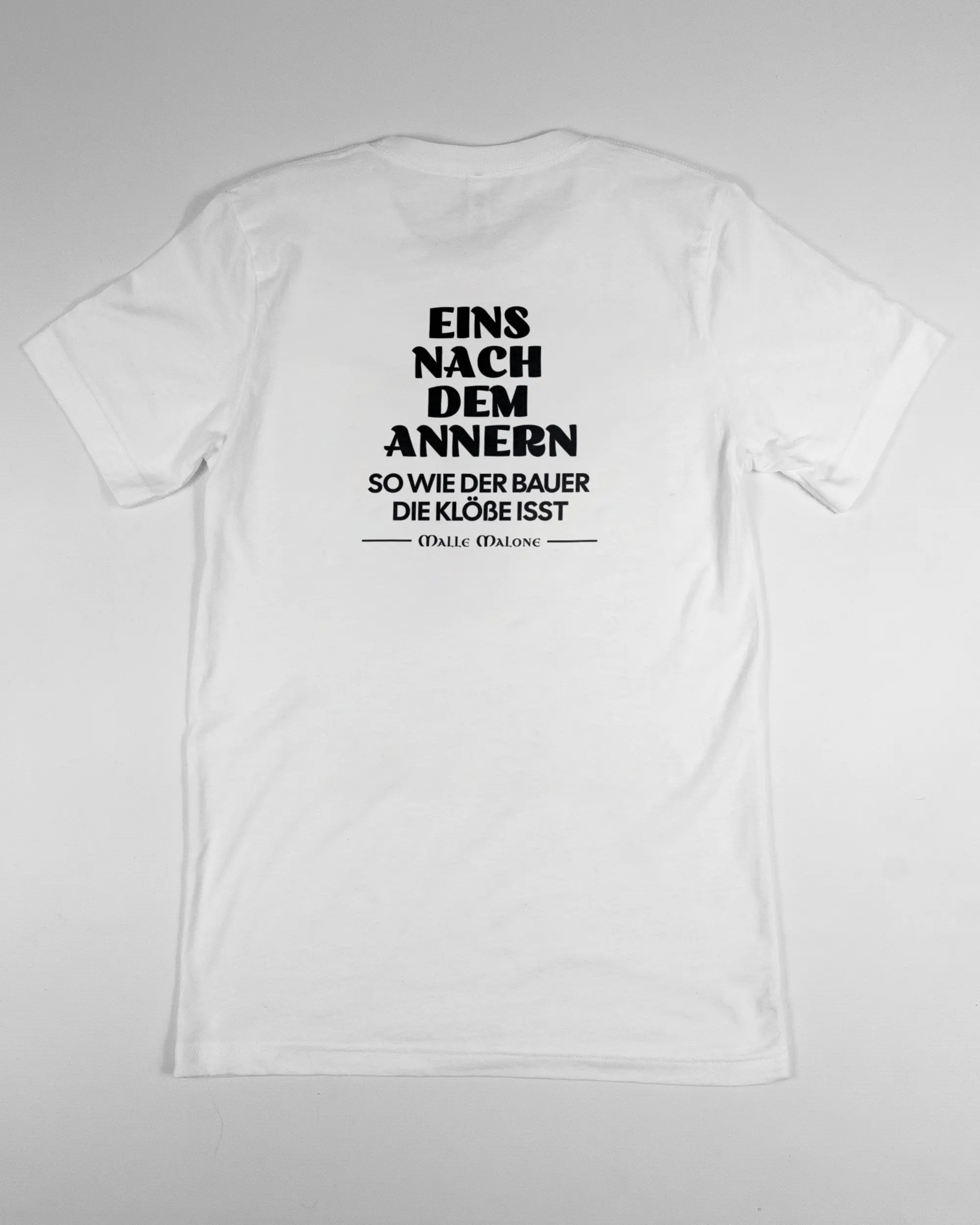 Rückseite des Basic Unisex T-Shirt Light von Maondo mit dem Design Eins nach dem Annern in der Farbe White und in der Größe S flach auf den Boden gelegt