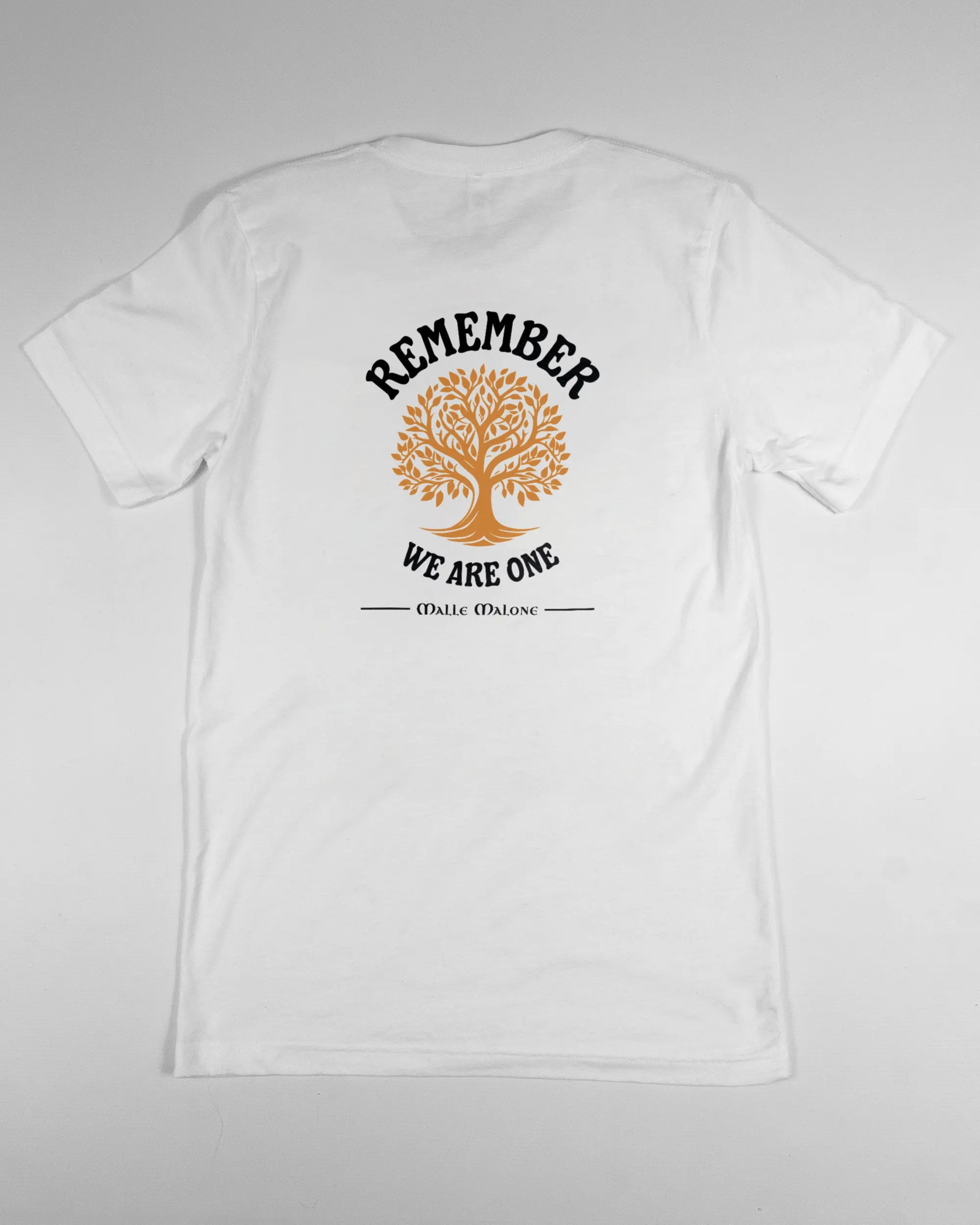 Rückseite des Basic Unisex T-Shirt Light von Maondo mit dem Design We are one in der Farbe White und in der Größe S flach auf den Boden gelegt