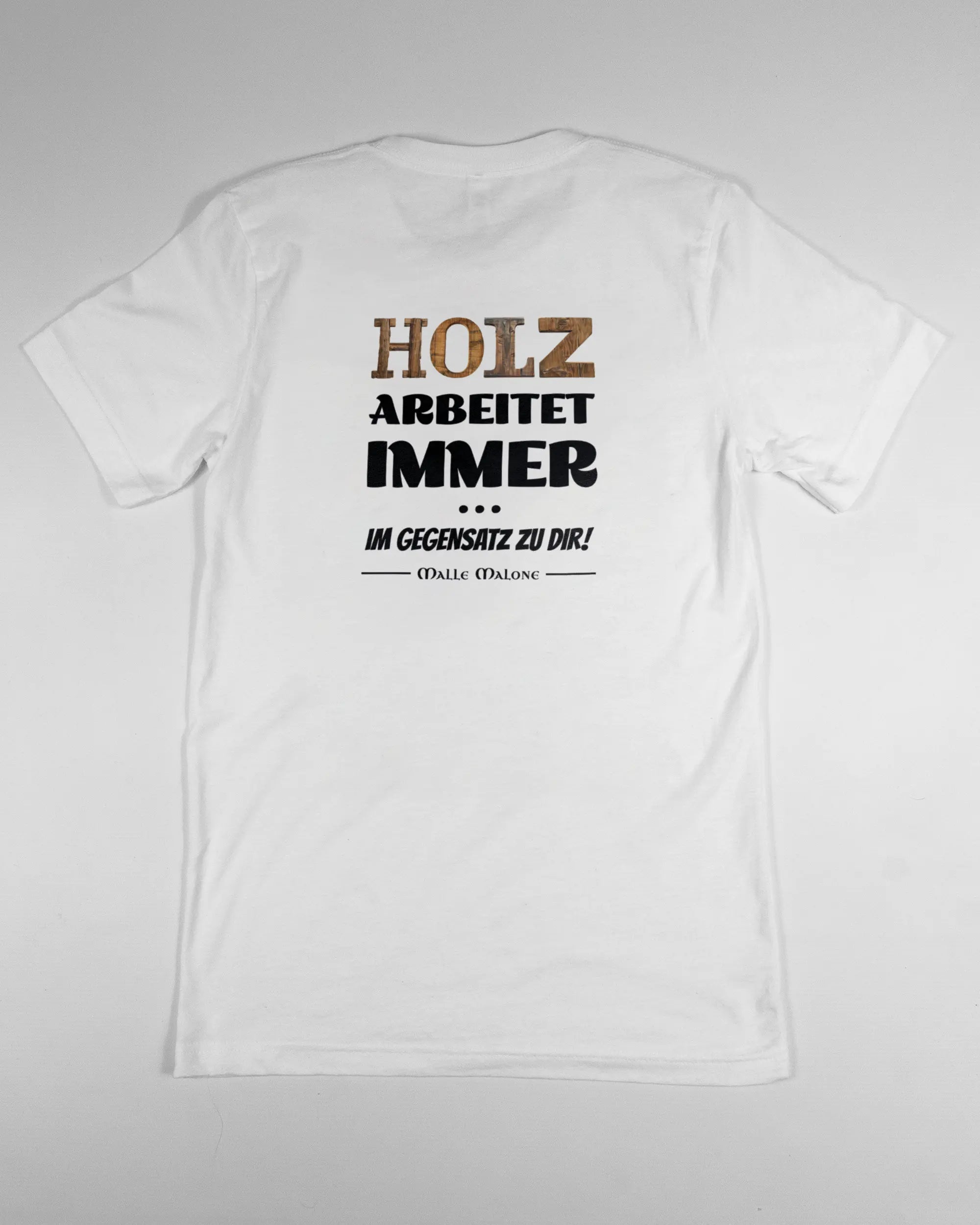 Rückseite des Basic Unisex T-Shirt Light von Maondo mit dem Design Holzarbeit in der Farbe White und in der Größe S flach auf den Boden gelegt