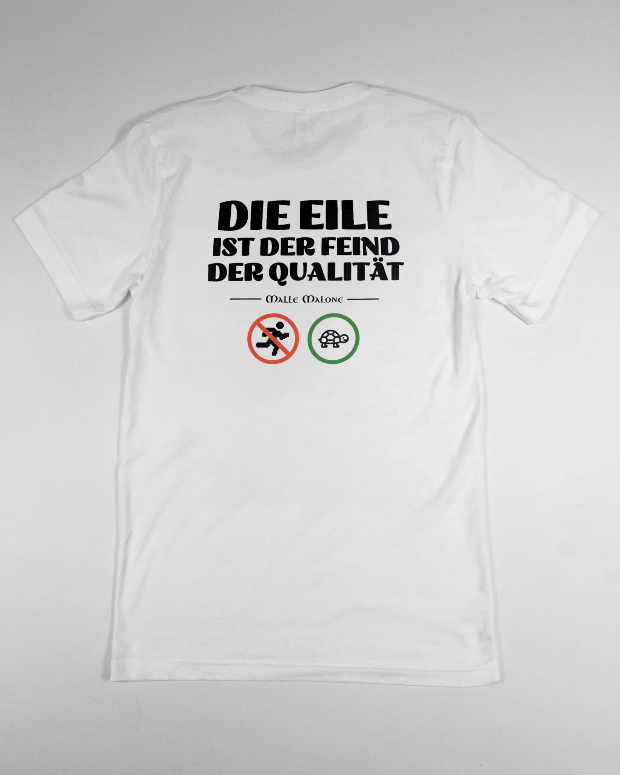 Rückseite des Basic Unisex T-Shirt Light von Maondo mit dem Design Keine Eile in der Farbe White und in der Größe S flach auf den Boden gelegt