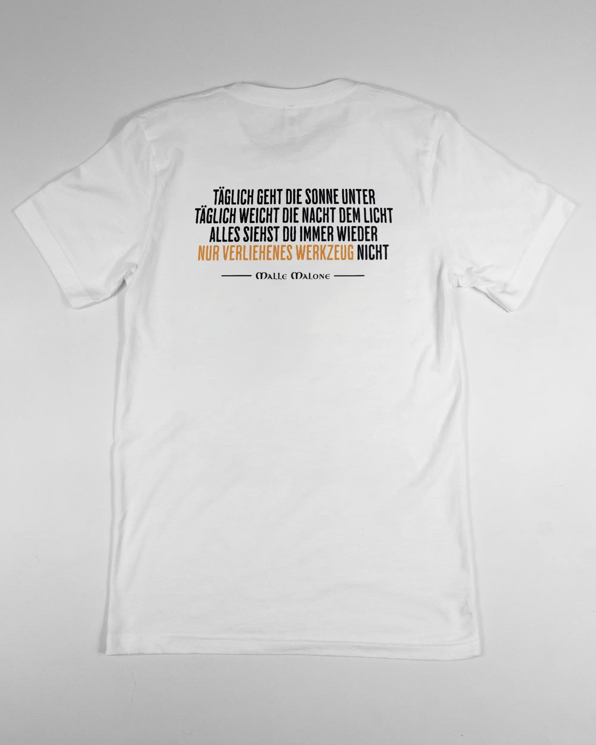 Rückseite des Basic Unisex T-Shirt Light von Maondo mit dem Design Wegzeug in der Farbe White und in der Größe S flach auf den Boden gelegt