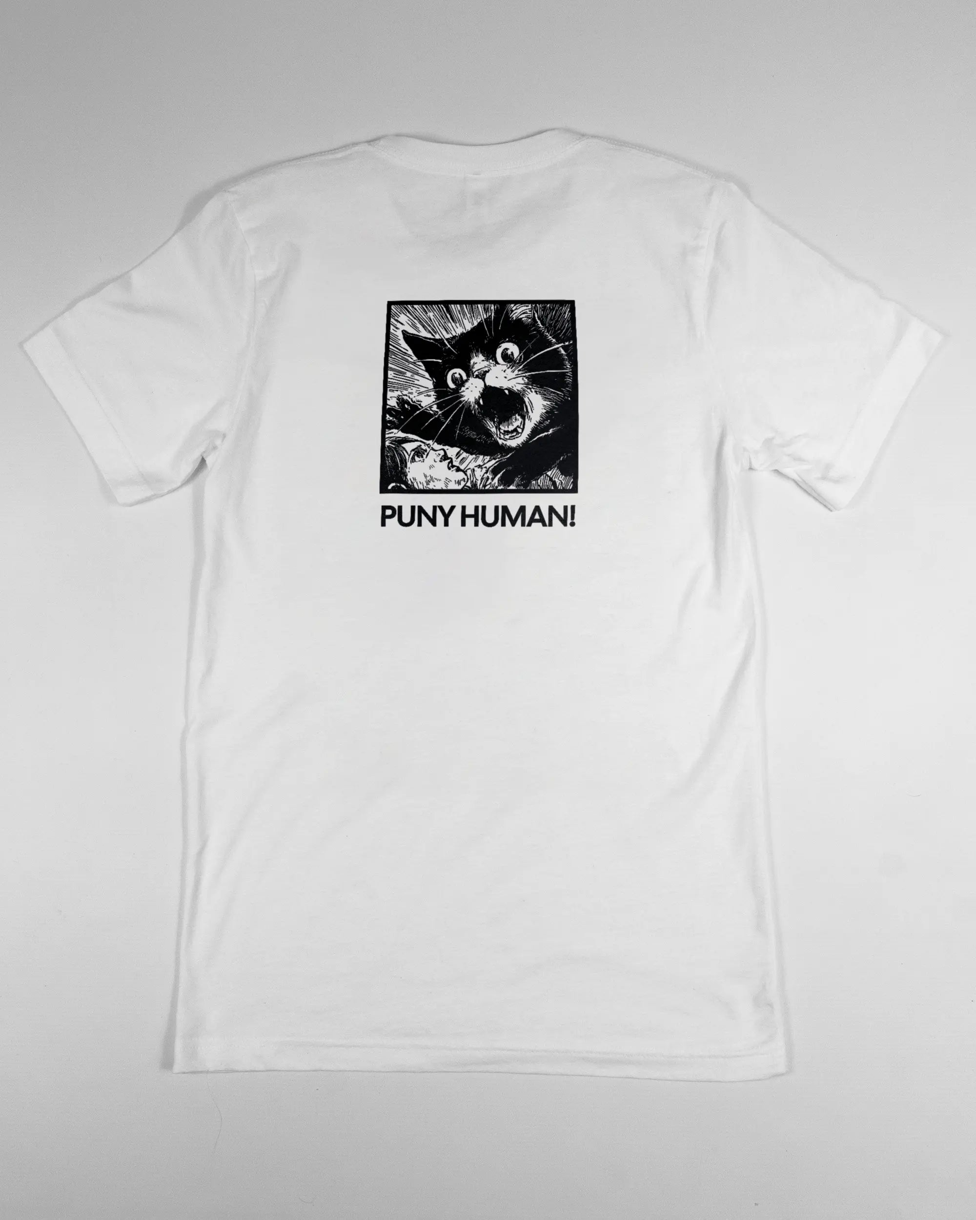 Rückseite des Basic Unisex T-Shirt Light von Maondo mit dem Design Puny Human in der Farbe White und in der Größe S flach auf den Boden gelegt