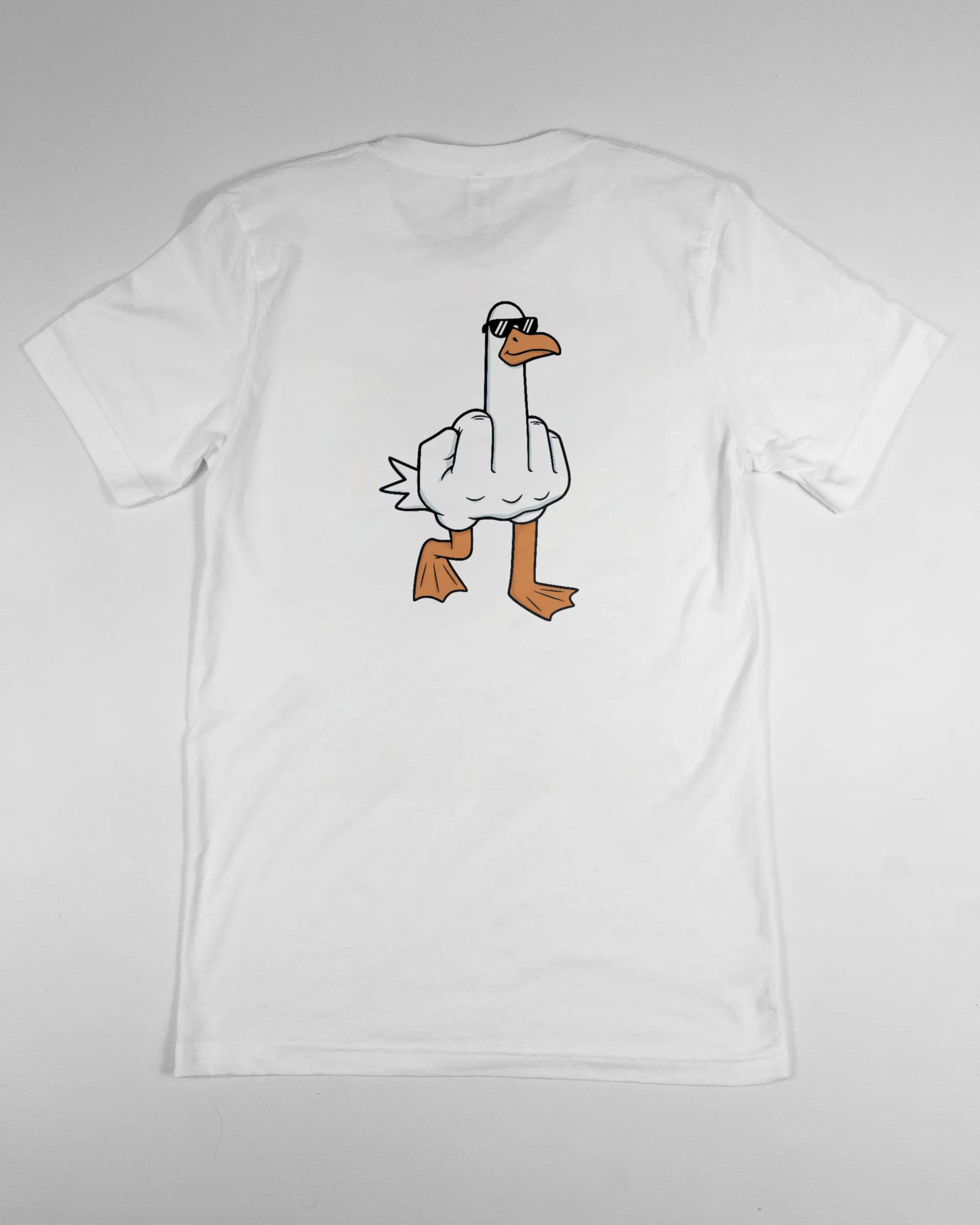 Rückseite des Basic Unisex T-Shirt Light von Maondo mit dem Design I give a duck in der Farbe White und in der Größe S flach auf den Boden gelegt