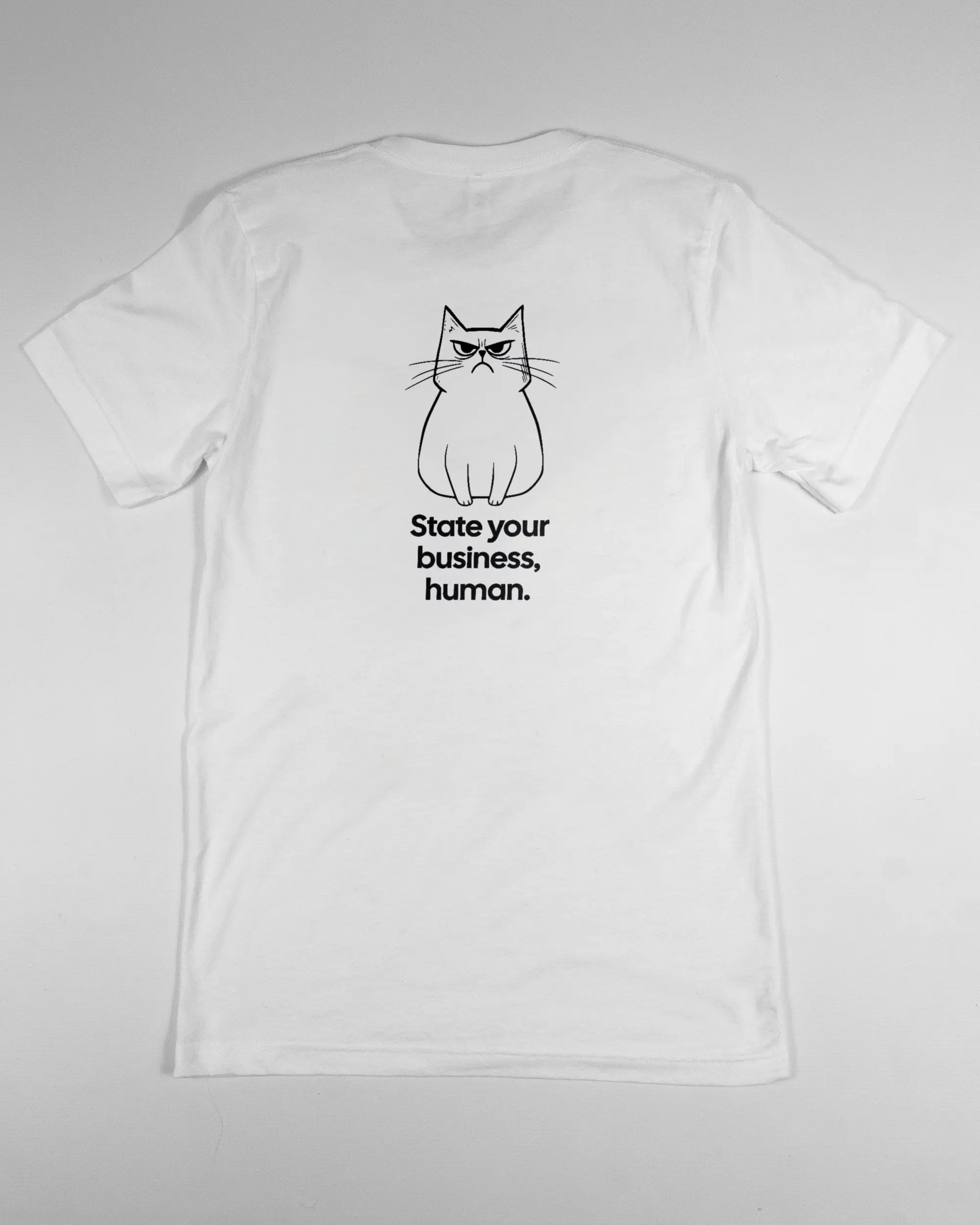 Rückseite des Basic Unisex T-Shirt Light von Maondo mit dem Design Grumpy Purr in der Farbe White und in der Größe S flach auf den Boden gelegt