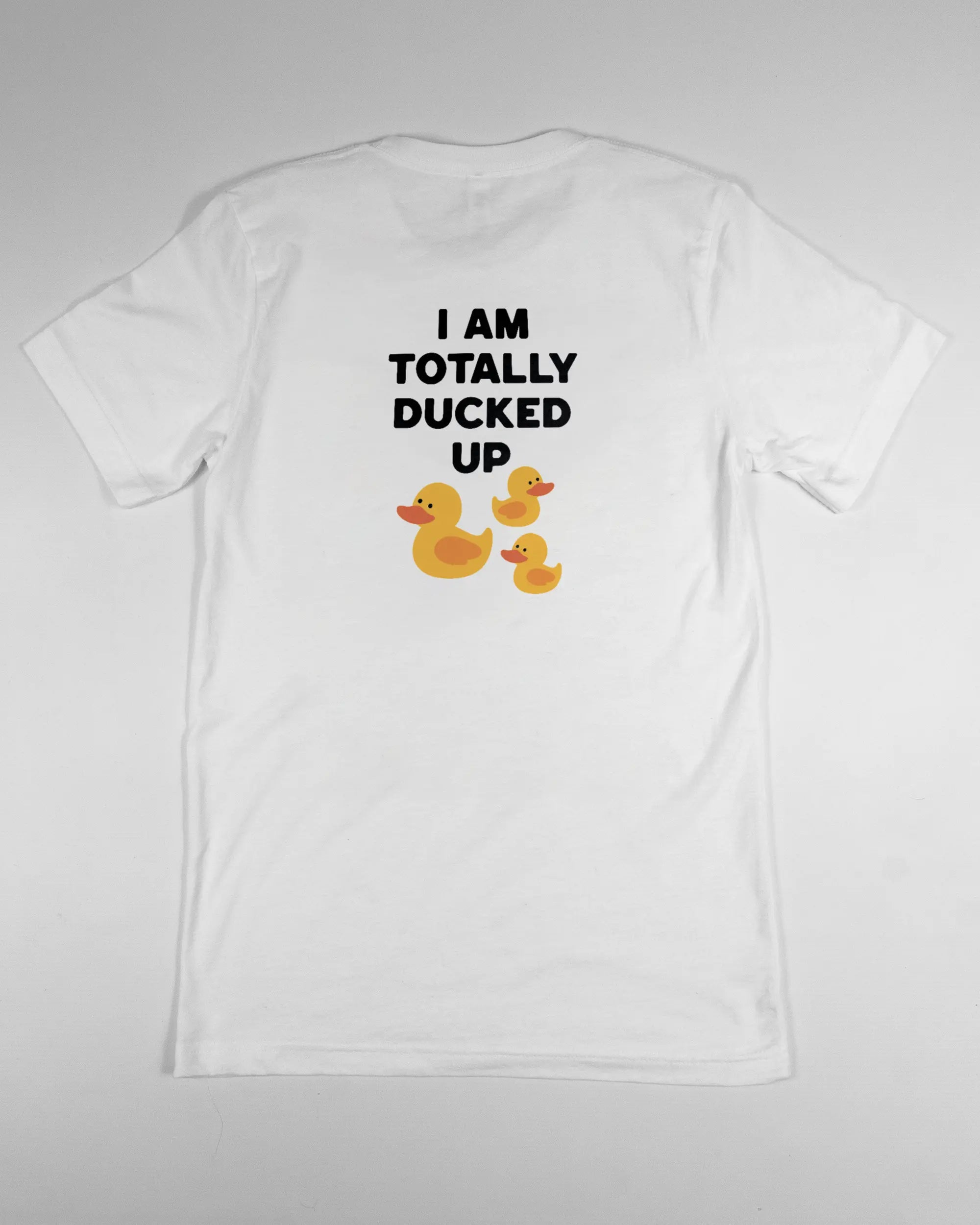 Rückseite des Basic Unisex T-Shirt Light von Maondo mit dem Design Ducked Up in der Farbe White und in der Größe S flach auf den Boden gelegt