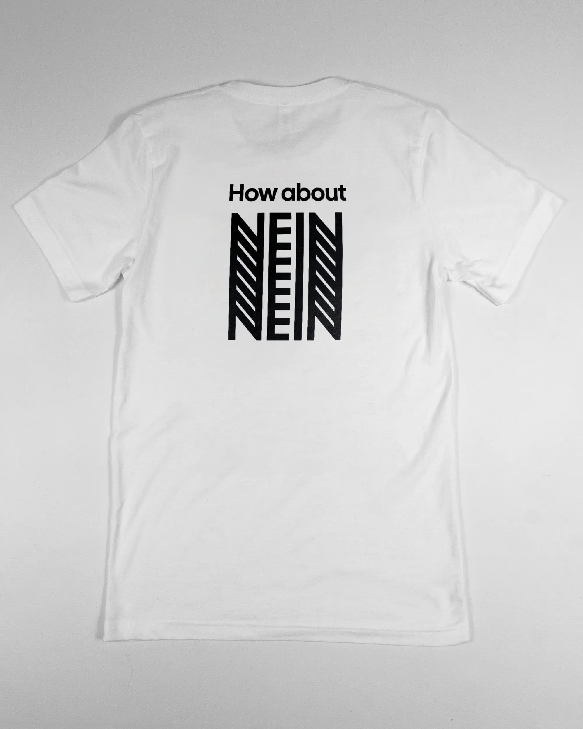 Rückseite des Basic Unisex T-Shirt Light von Maondo mit dem Design How about nein in der Farbe White und in der Größe S flach auf den Boden gelegt