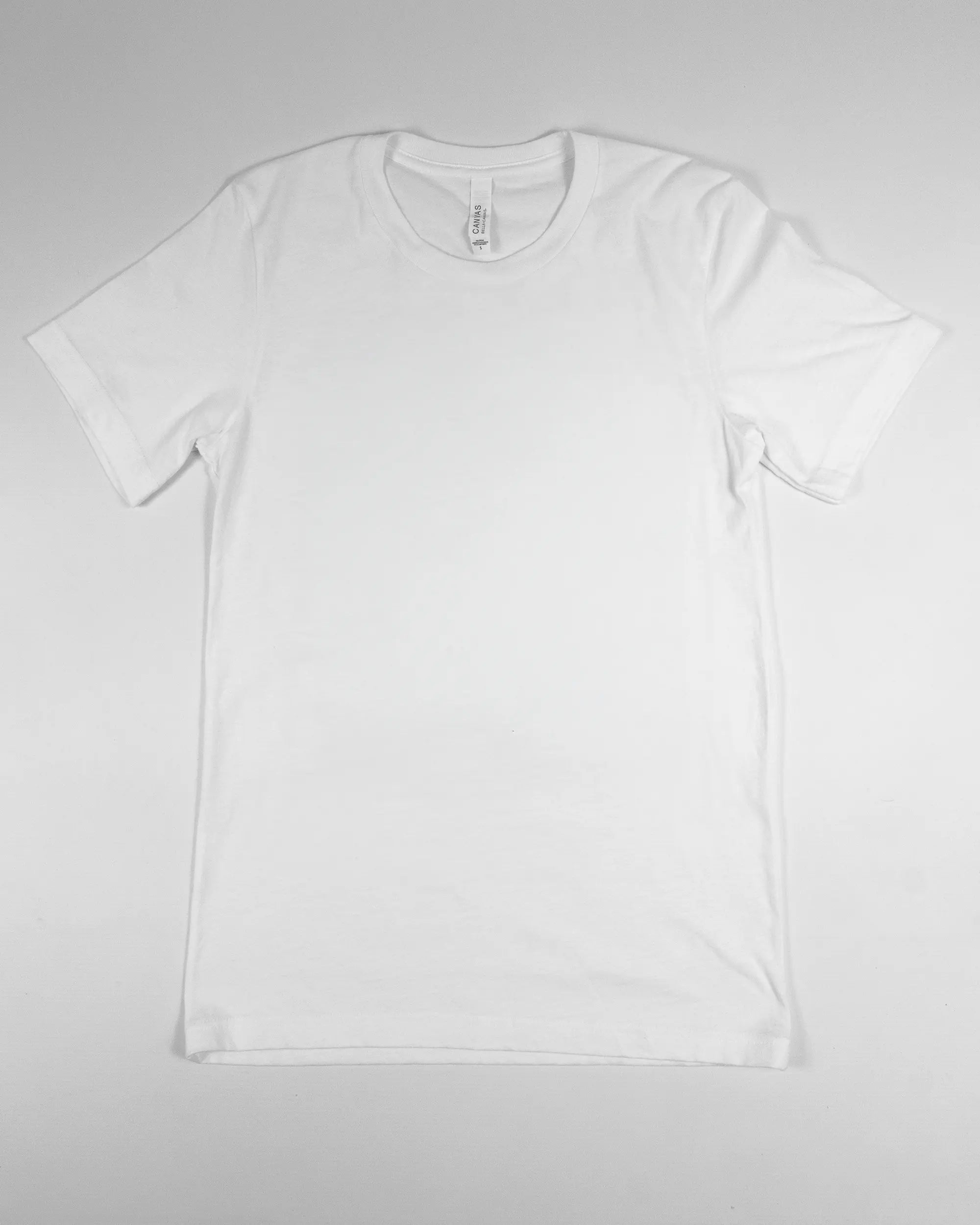 Vorderseite des Basic Unisex T-Shirt Light von Maondo ohne Motiv in der Farbe White und in der Größe S flach auf den Boden gelegt
