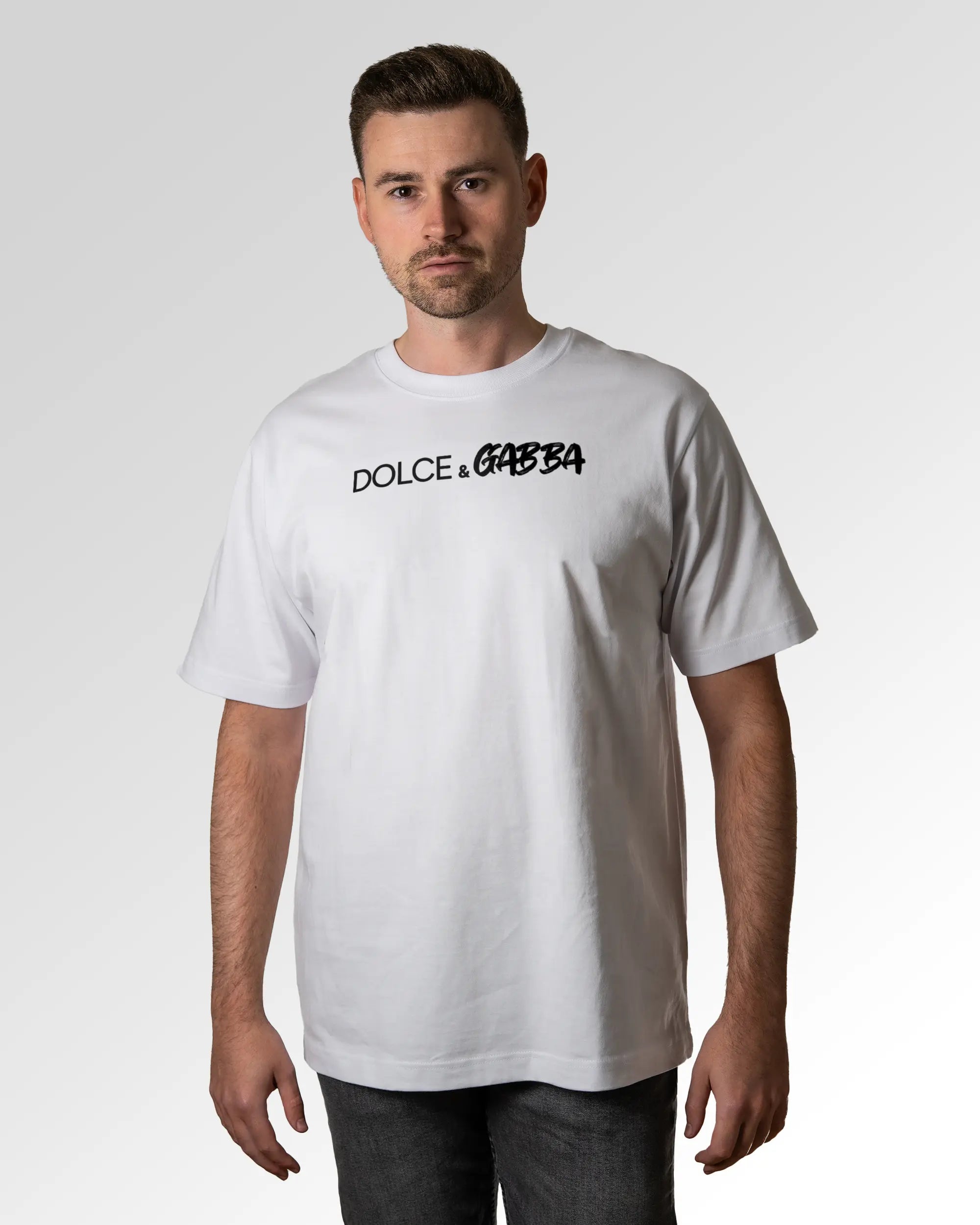 Primärer Modelshot der Druckseite des Organic Unisex T-Shirts von Maondo im Oversized Fit mit dem Design Dolce & Gabba in der Farbe White