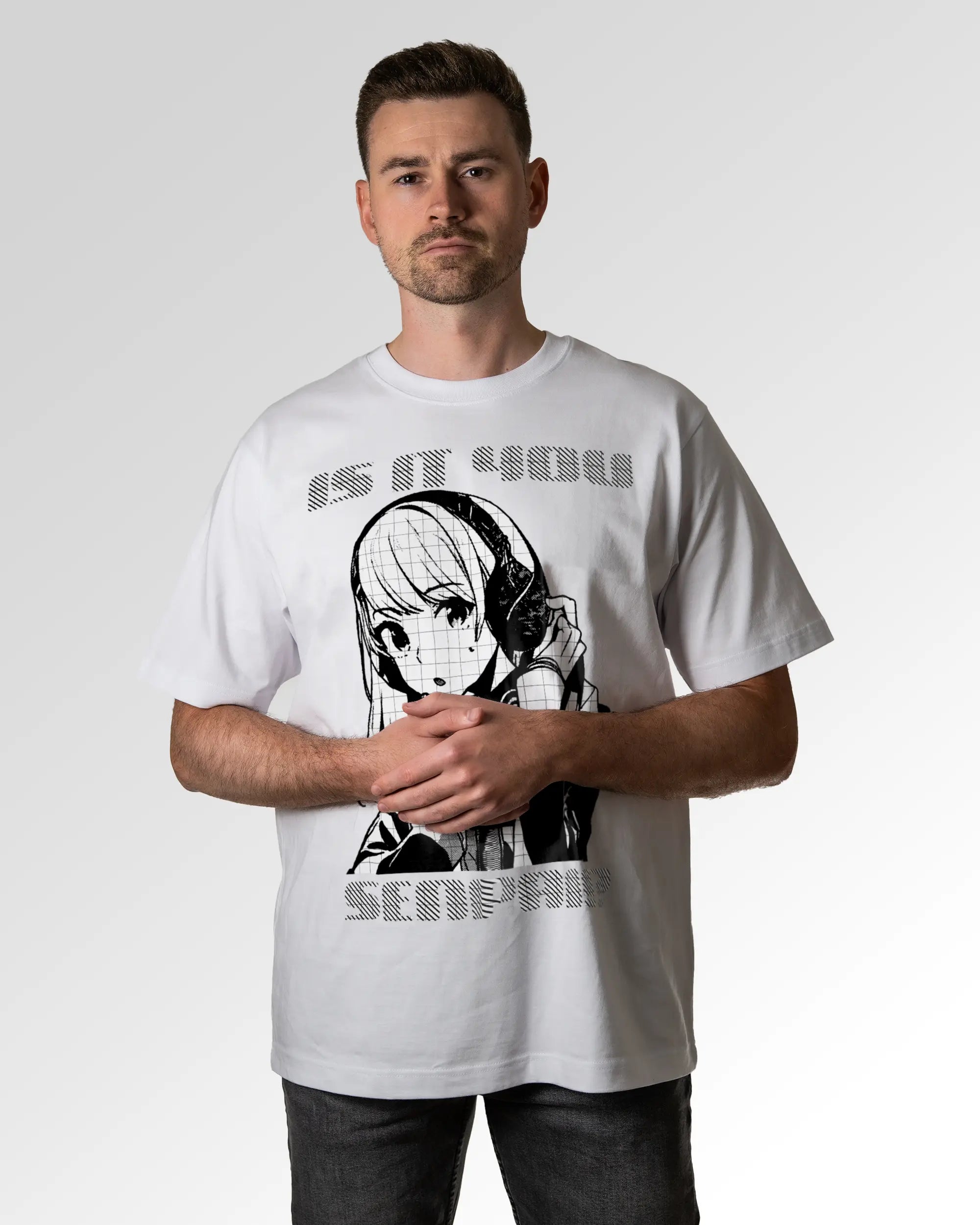 Primärer Modelshot der Druckseite des Organic Unisex T-Shirts von Maondo im Oversized Fit mit dem Design Senpai it is in der Farbe White