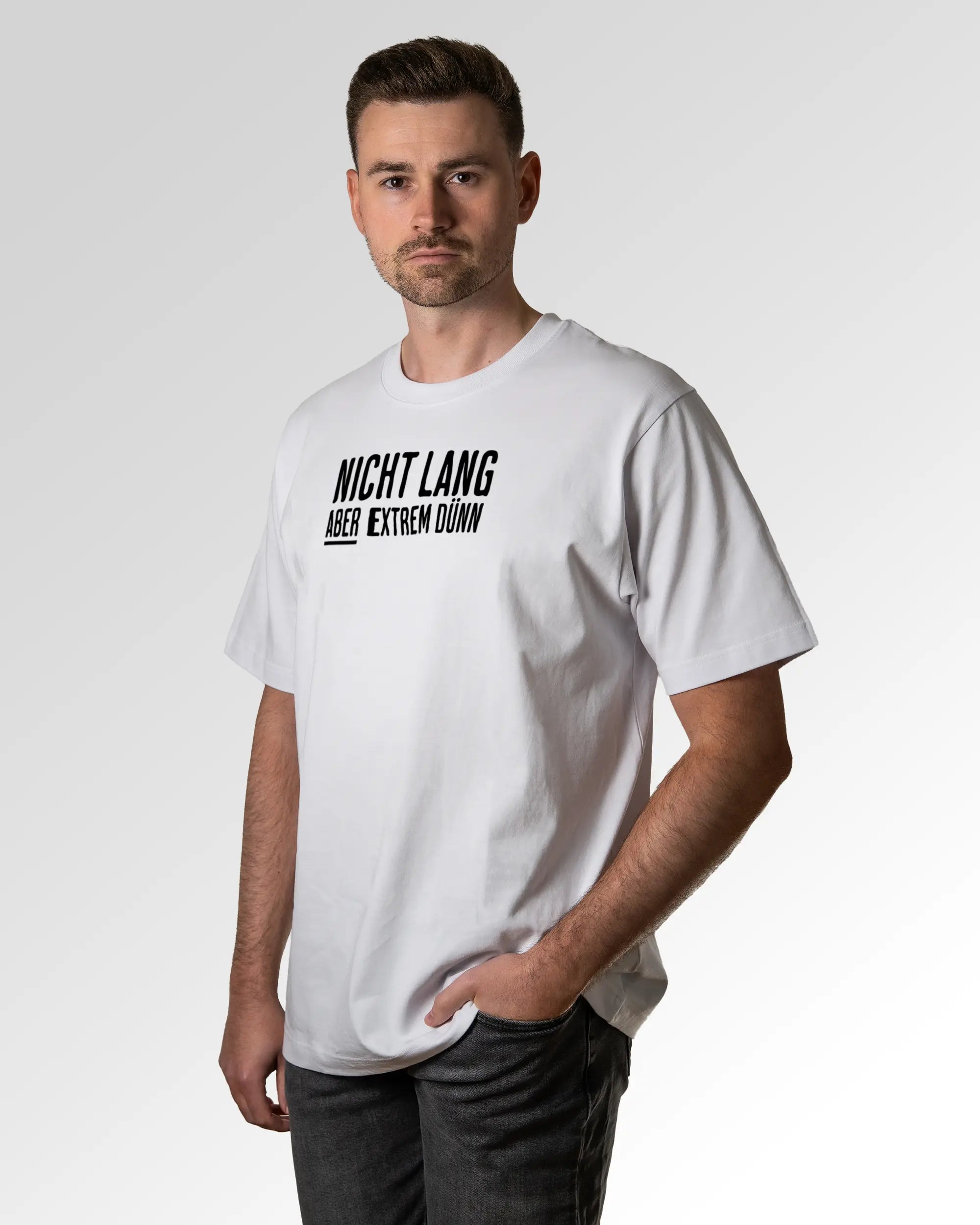 Primärer Modelshot der Druckseite des Organic Unisex T-Shirts von Maondo im Oversized Fit mit dem Design Zu kurz geraten in der Farbe White