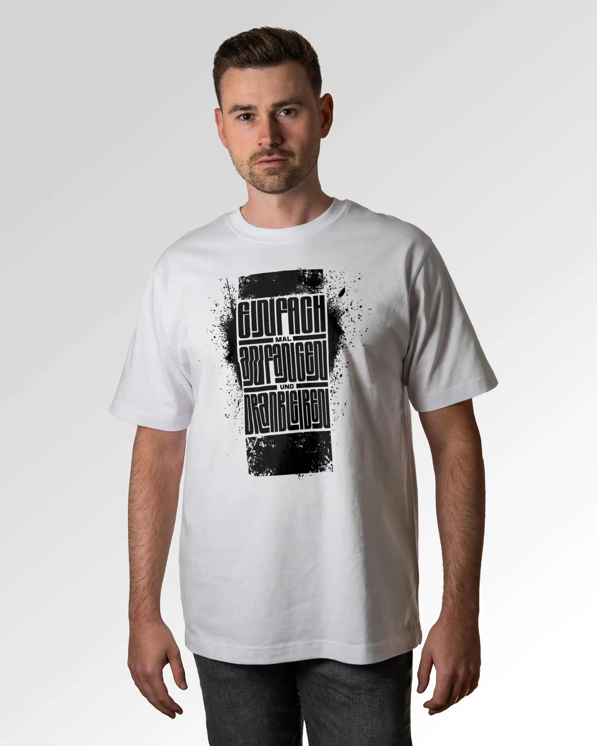 Primärer Modelshot der Druckseite des Organic Unisex T-Shirts von Maondo im Oversized Fit mit dem Design Einfach Anfangen in der Farbe White