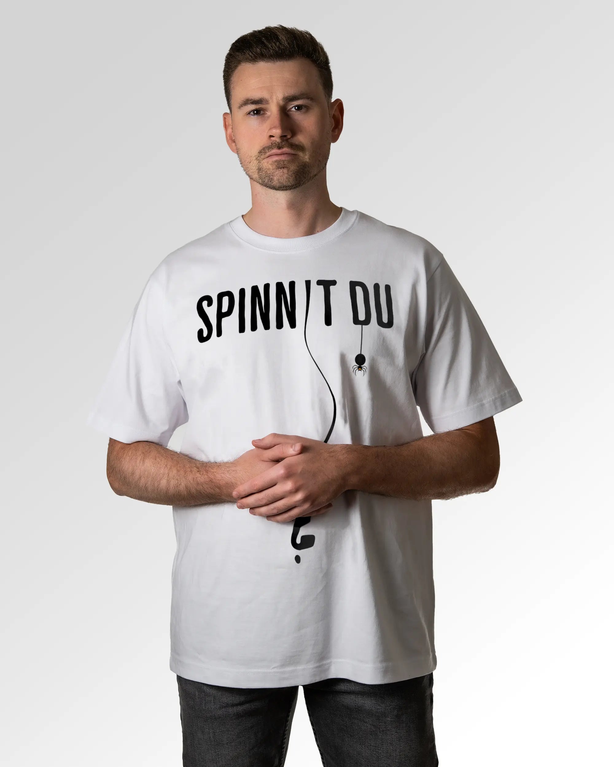 Primärer Modelshot der Druckseite des Organic Unisex T-Shirts von Maondo im Oversized Fit mit dem Design Spinnst du? in der Farbe White