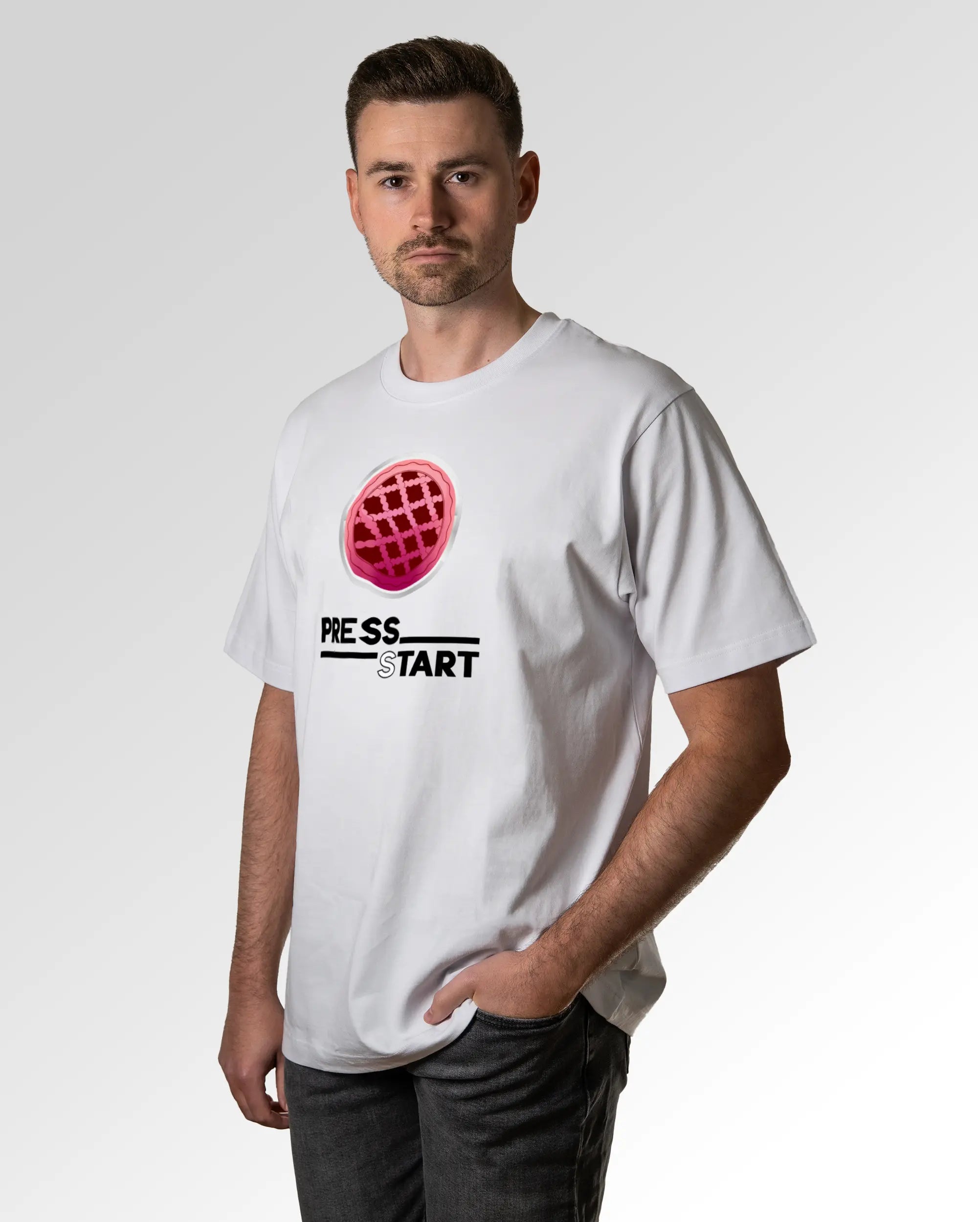 Primärer Modelshot der Druckseite des Organic Unisex T-Shirts von Maondo im Oversized Fit mit dem Design Press Tart in der Farbe White