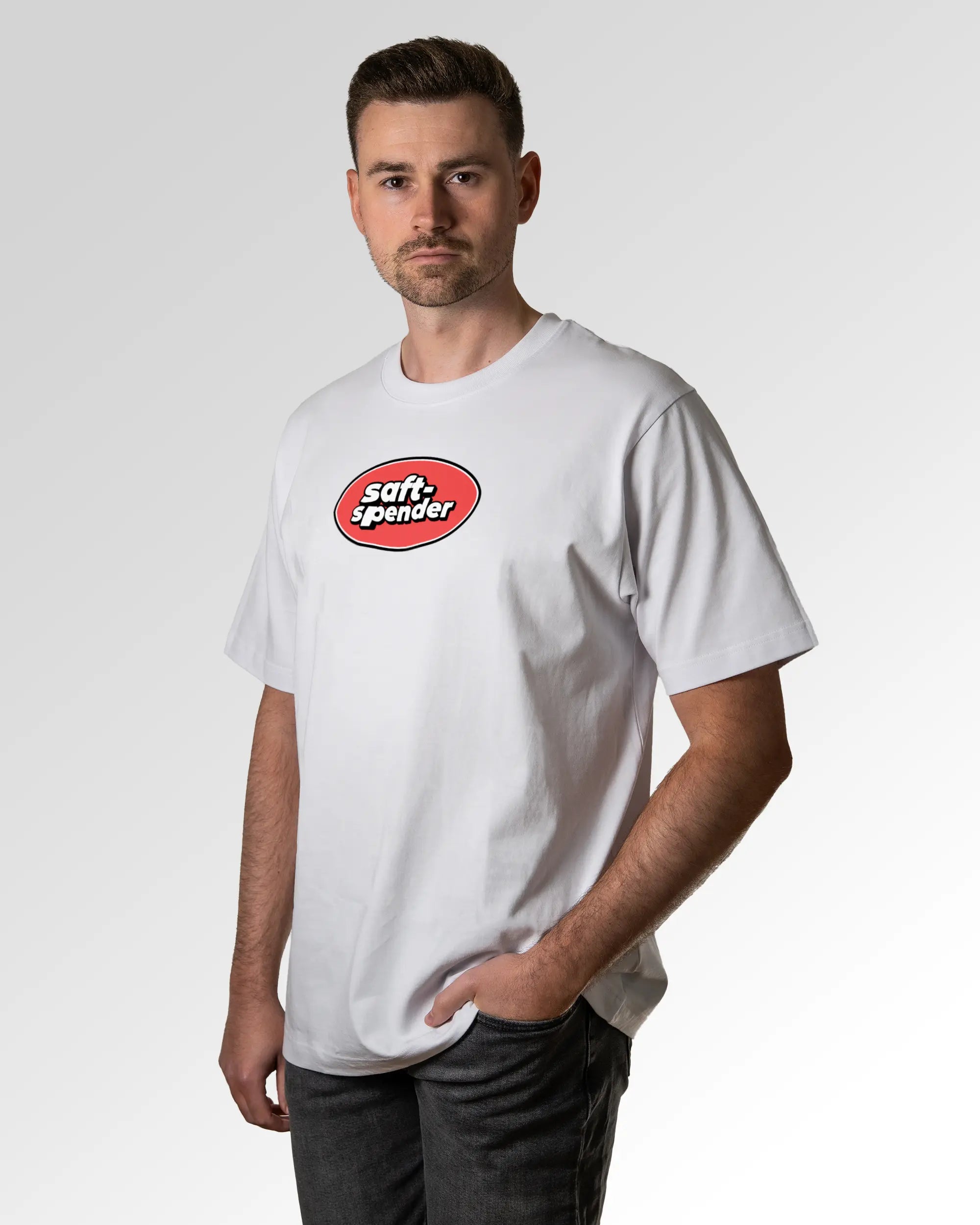 Primärer Modelshot der Druckseite des Organic Unisex T-Shirts von Maondo im Oversized Fit mit dem Design Saftspender in der Farbe White
