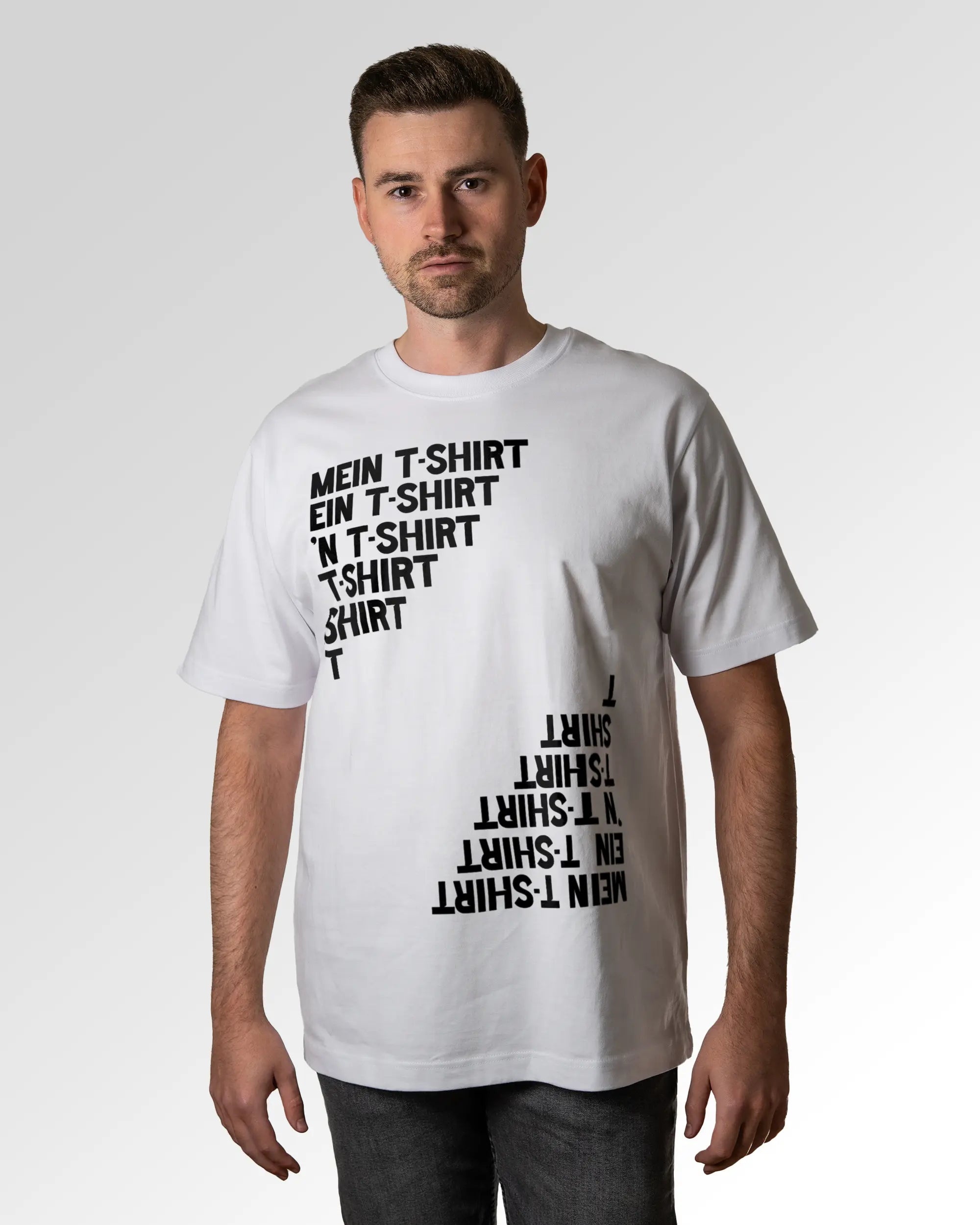 Primärer Modelshot der Druckseite des Organic Unisex T-Shirts von Maondo im Oversized Fit mit dem Design Basically ein T-Shirt in der Farbe White