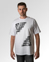 Primärer Modelshot der Druckseite des Organic Unisex T-Shirts von Maondo im Oversized Fit mit dem Design Basically ein T-Shirt in der Farbe White