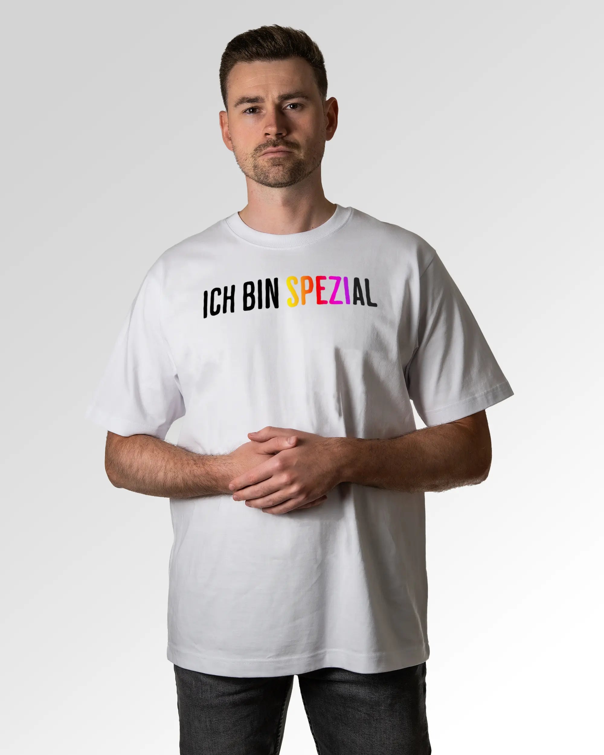 Primärer Modelshot der Druckseite des Organic Unisex T-Shirts von Maondo im Oversized Fit mit dem Design Ich bin Spezial in der Farbe White