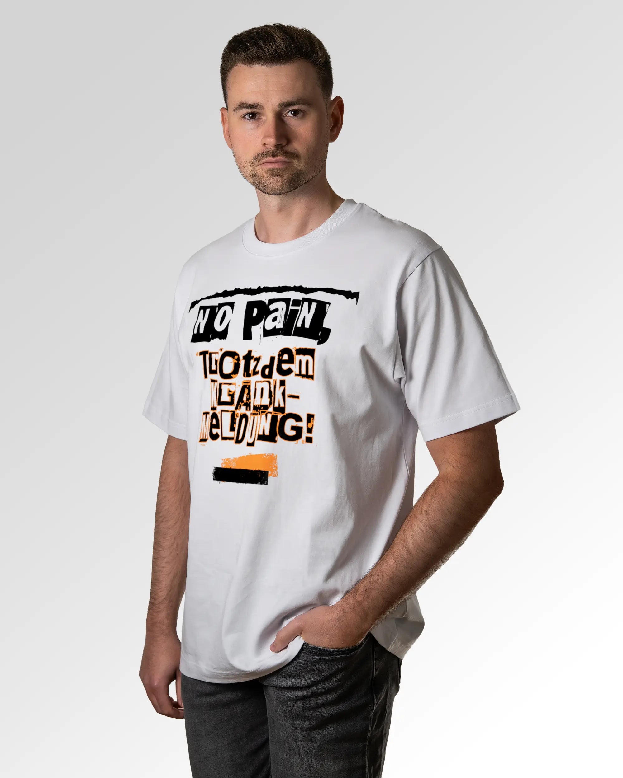 Primärer Modelshot der Druckseite des Organic Unisex T-Shirts von Maondo im Oversized Fit mit dem Design Krankmeldung in der Farbe White