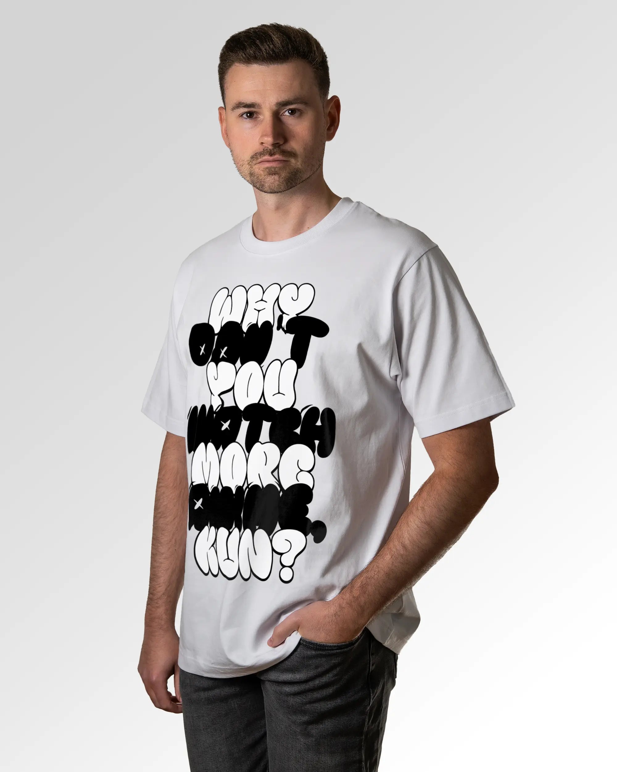 Primärer Modelshot der Druckseite des Organic Unisex T-Shirts von Maondo im Oversized Fit mit dem Design Anime Kun in der Farbe White