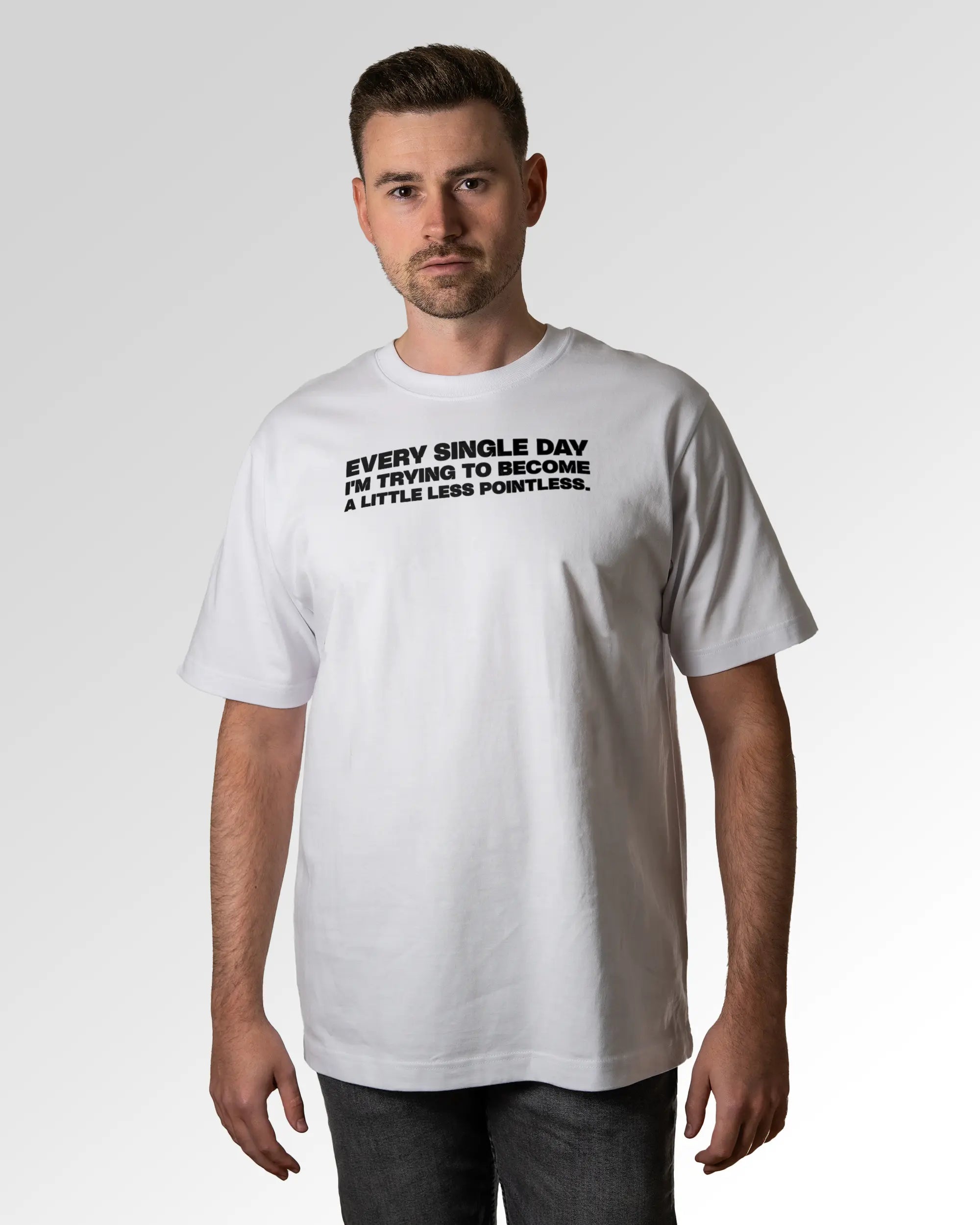 Primärer Modelshot der Druckseite des Organic Unisex T-Shirts von Maondo im Oversized Fit mit dem Design Less Pointless in der Farbe White