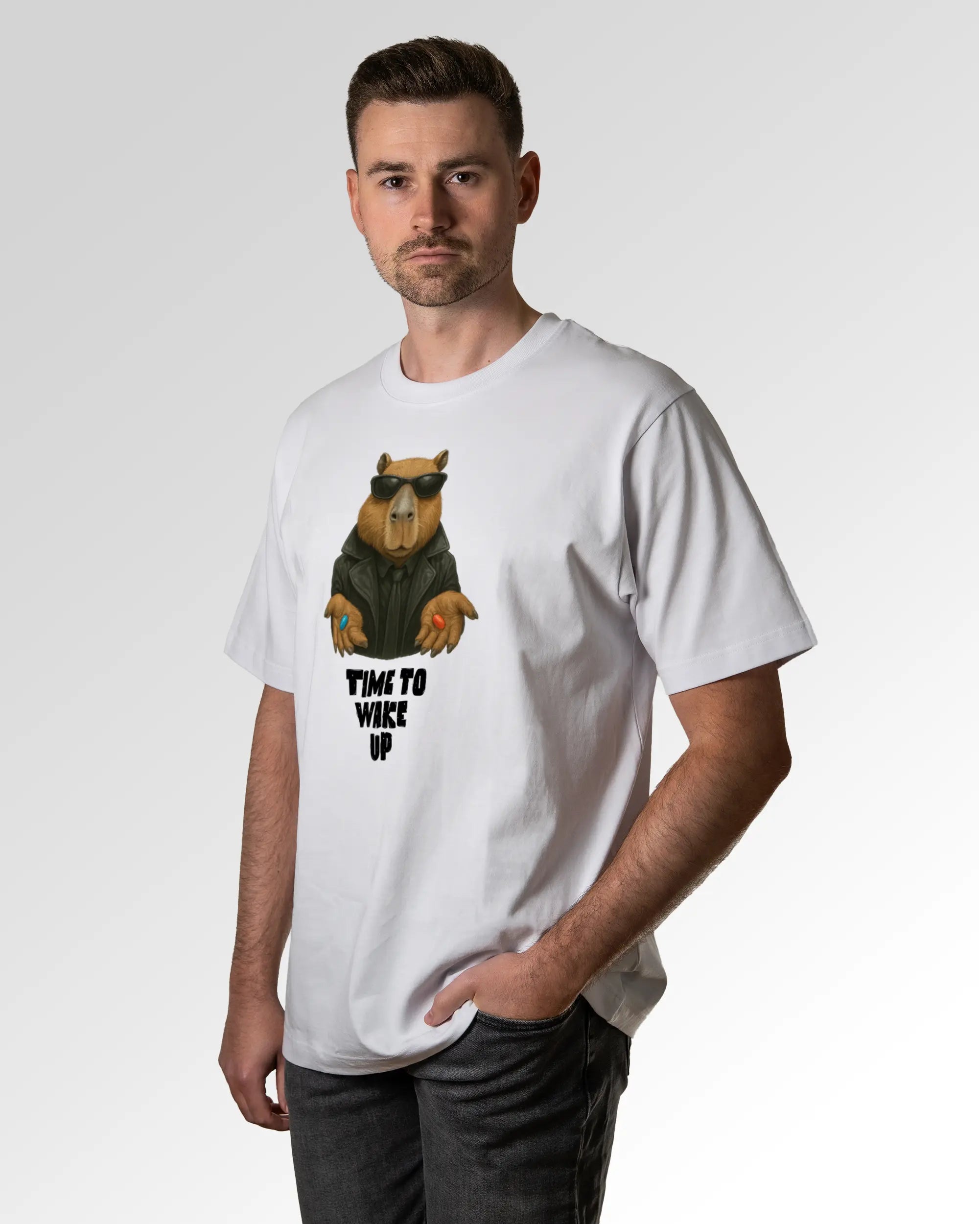 Primärer Modelshot der Druckseite des Organic Unisex T-Shirts von Maondo im Oversized Fit mit dem Design Wake up in der Farbe White