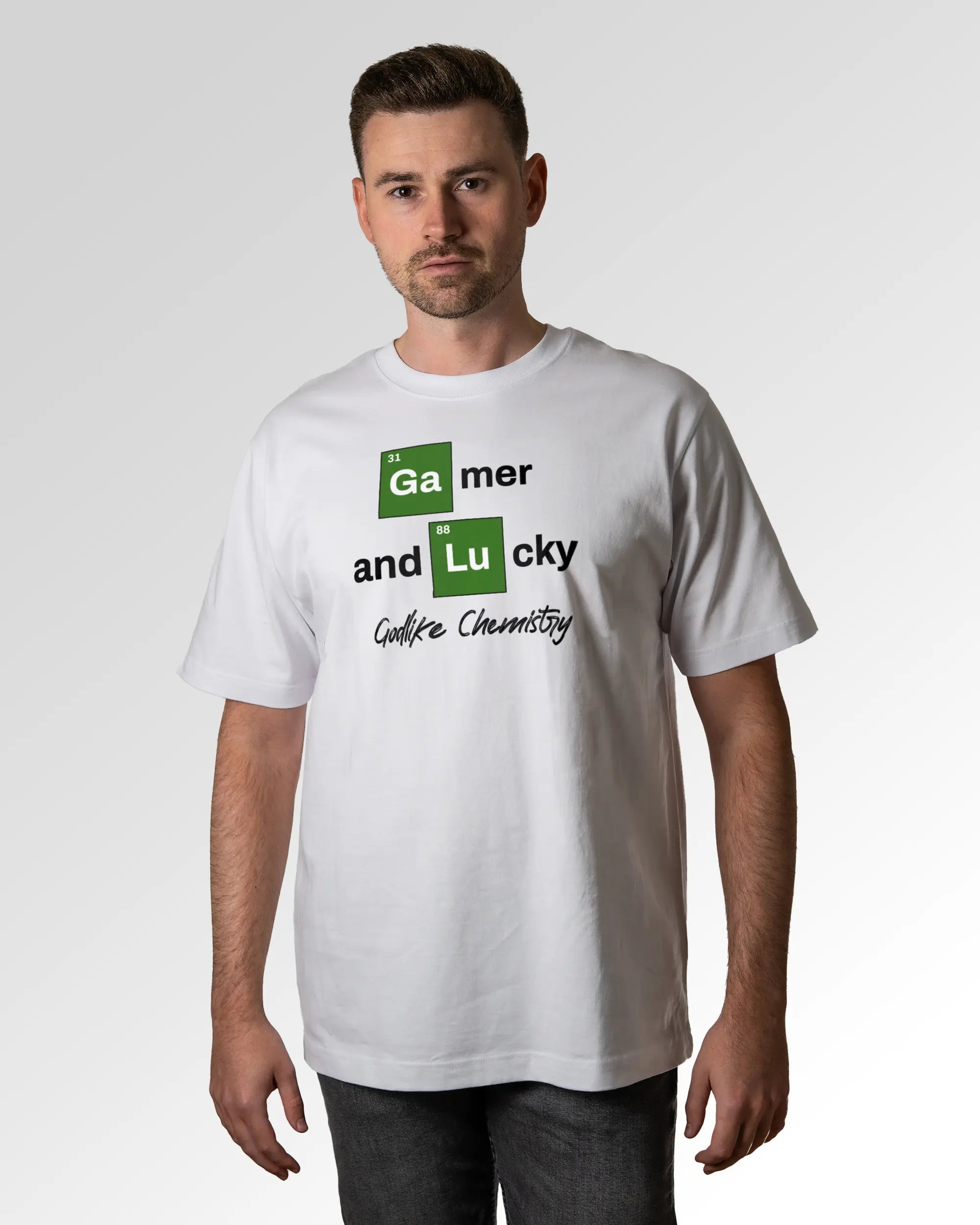 Primärer Modelshot der Druckseite des Organic Unisex T-Shirts von Maondo im Oversized Fit mit dem Design Gamer Chemistry in der Farbe White