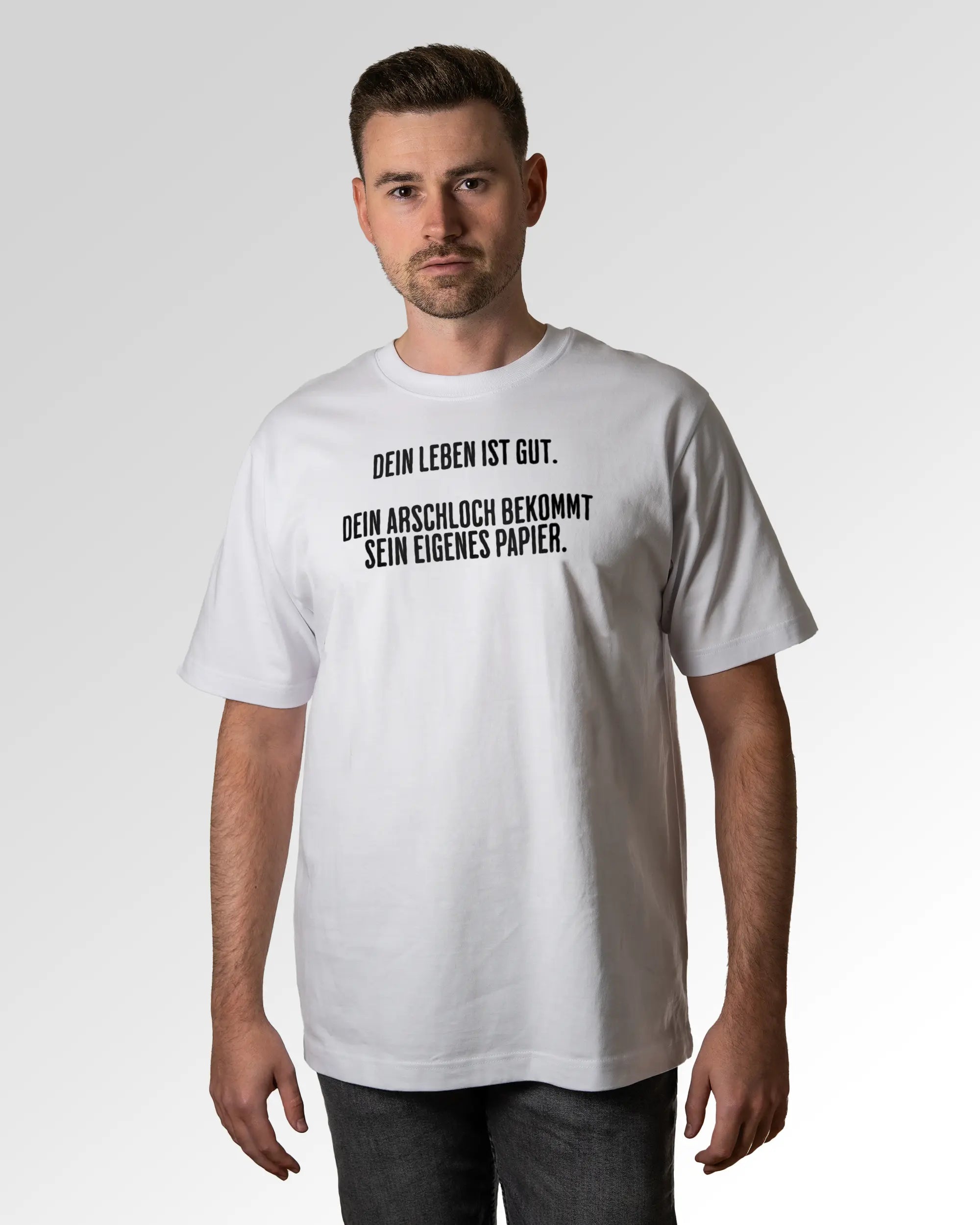 Primärer Modelshot der Druckseite des Organic Unisex T-Shirts von Maondo im Oversized Fit mit dem Design Gutes Leben in der Farbe White