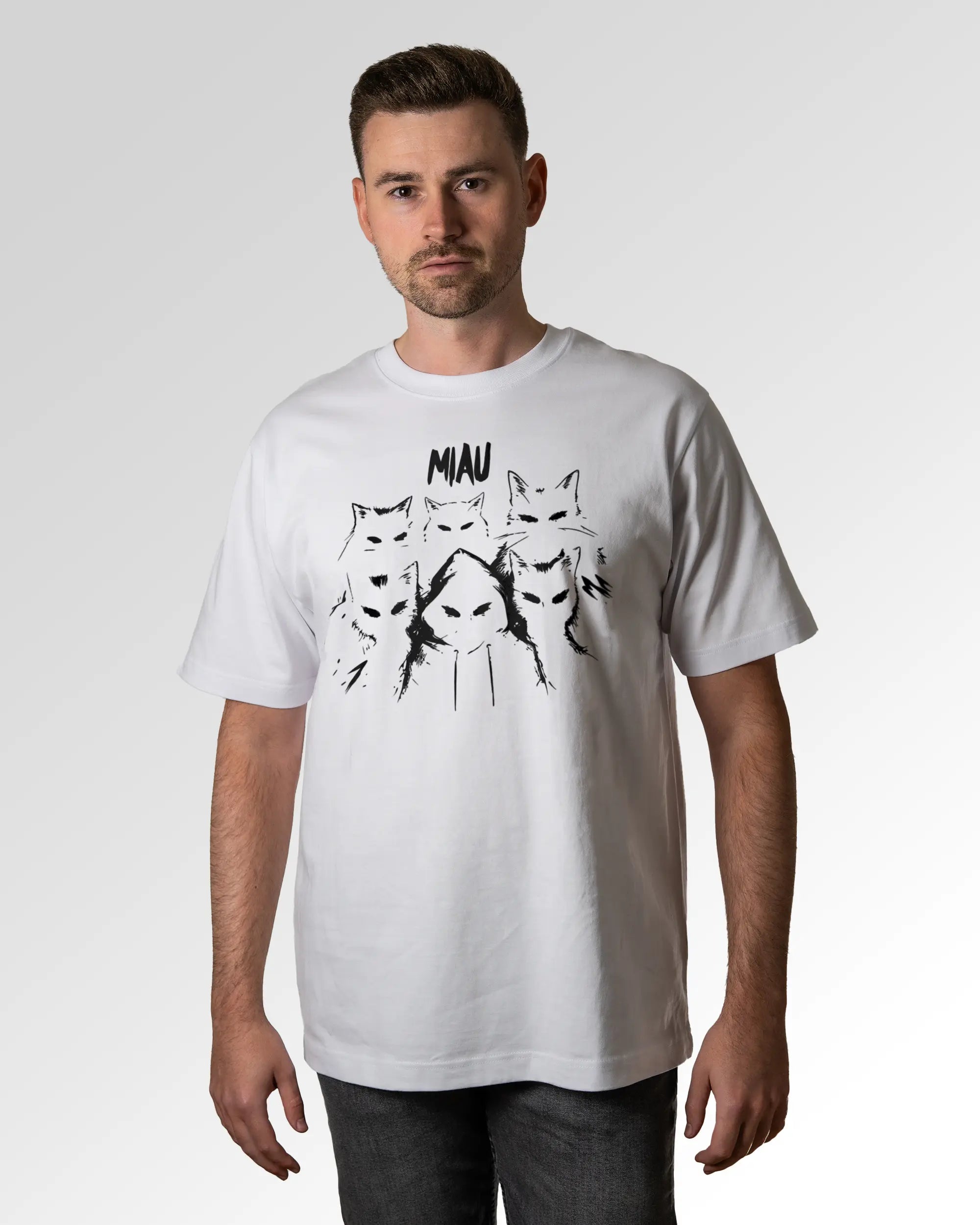 Primärer Modelshot der Druckseite des Organic Unisex T-Shirts von Maondo im Oversized Fit mit dem Design Miau Gang in der Farbe White