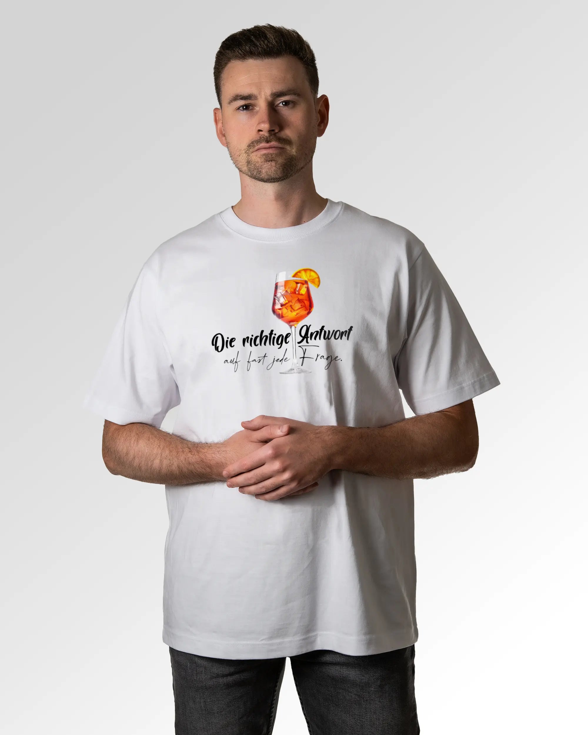 Primärer Modelshot der Druckseite des Organic Unisex T-Shirts von Maondo im Oversized Fit mit dem Design Die richtige Antwort in der Farbe White