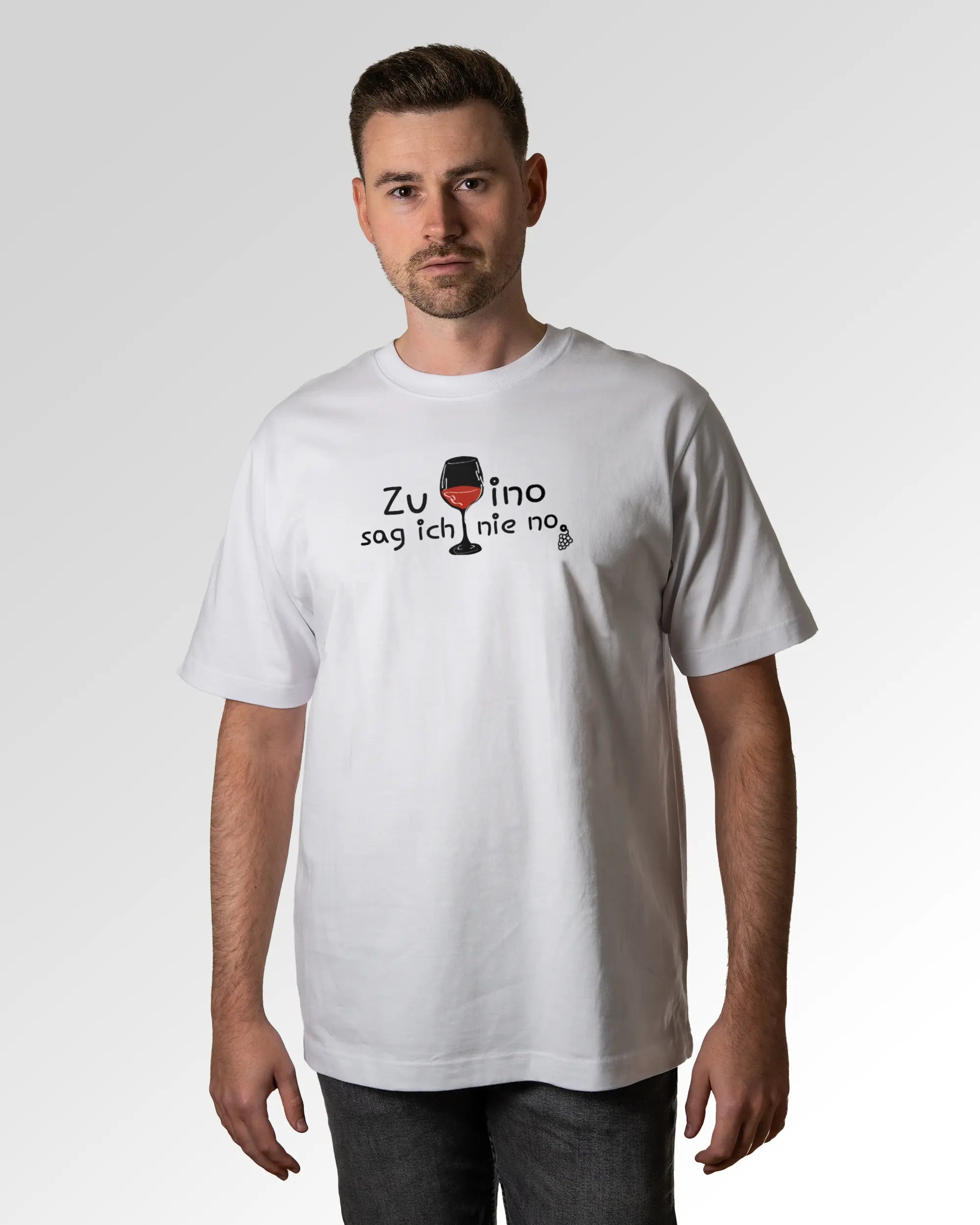 Primärer Modelshot der Druckseite des Organic Unisex T-Shirts von Maondo im Oversized Fit mit dem Design Vino nie no in der Farbe White