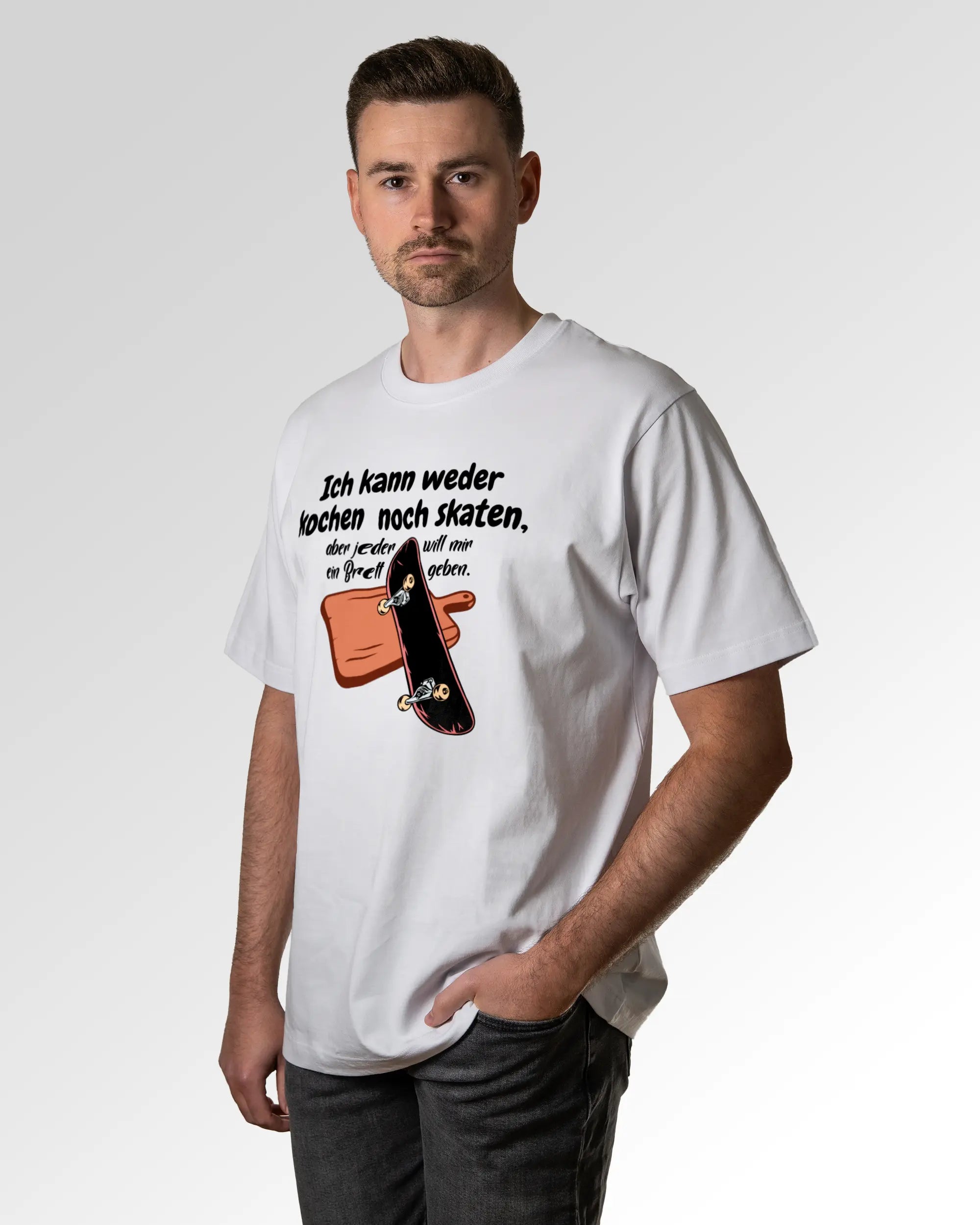 Primärer Modelshot der Druckseite des Organic Unisex T-Shirts von Maondo im Oversized Fit mit dem Design Ein Brett geben in der Farbe White