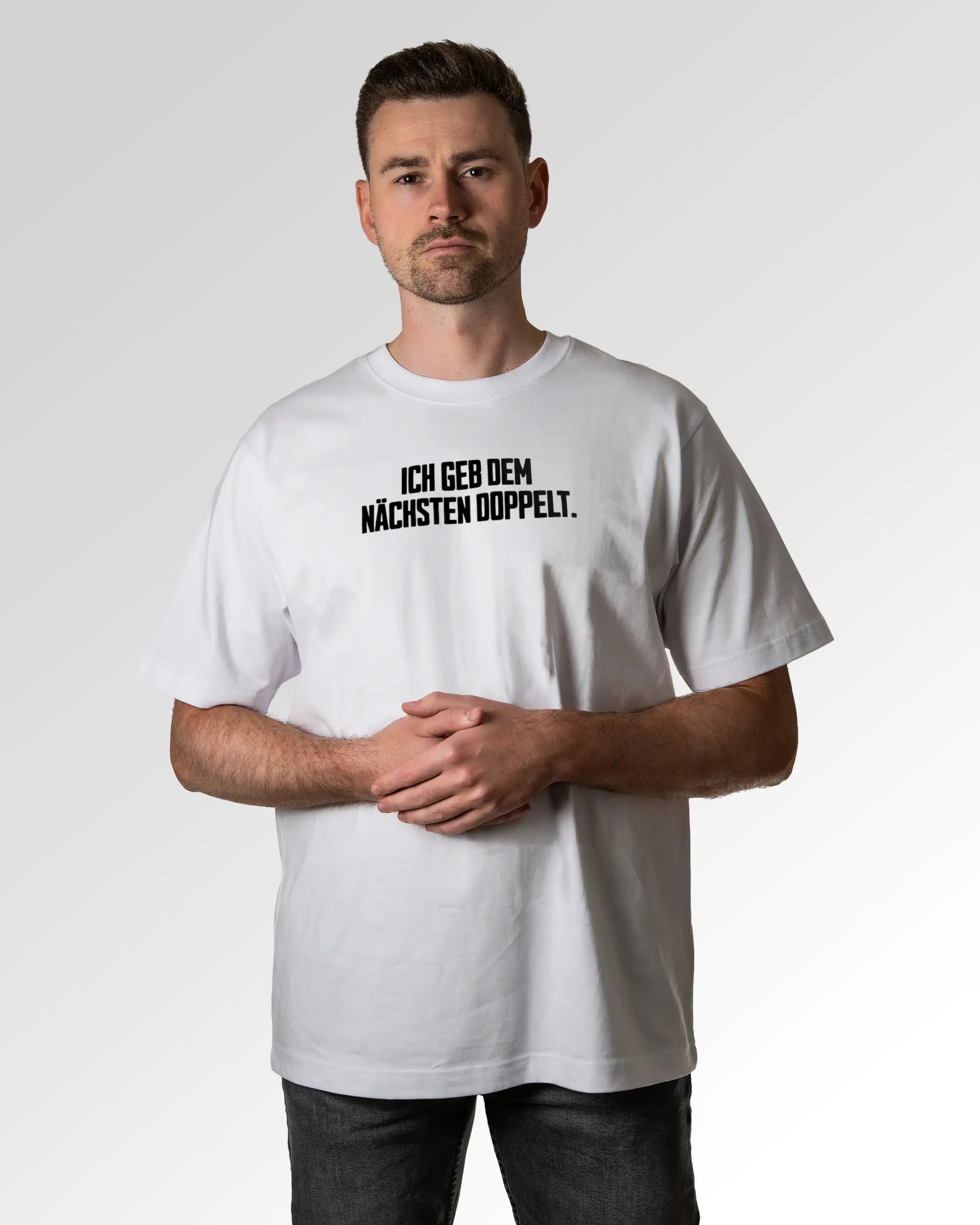 Primärer Modelshot der Druckseite des Organic Unisex T-Shirts von Maondo im Oversized Fit mit dem Design Dem nächsten doppelt in der Farbe White