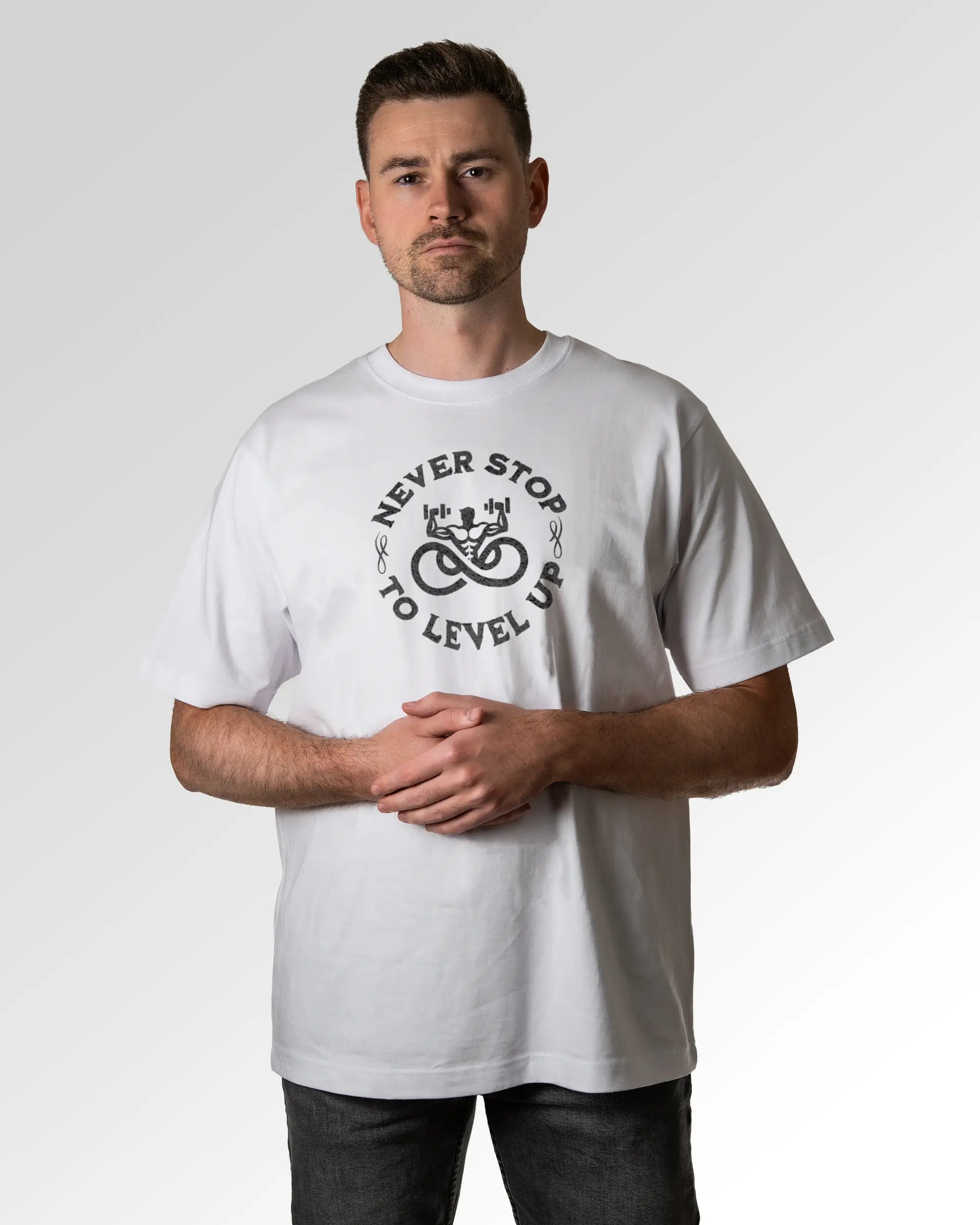 Primärer Modelshot der Druckseite des Organic Unisex T-Shirts von Maondo im Oversized Fit mit dem Design Lift Longer in der Farbe White