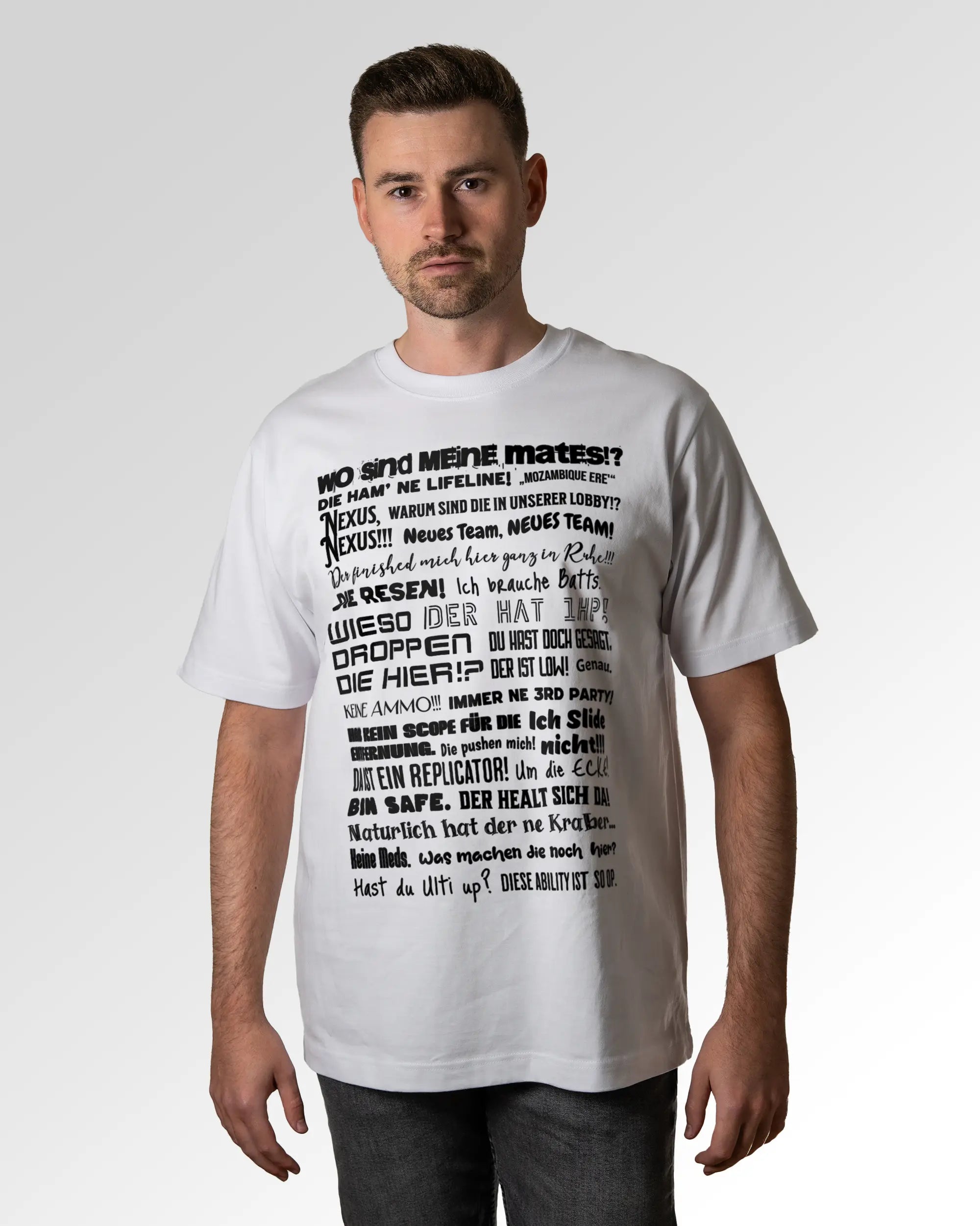 Primärer Modelshot der Druckseite des Organic Unisex T-Shirts von Maondo im Oversized Fit mit dem Design Apex Storytime in der Farbe White