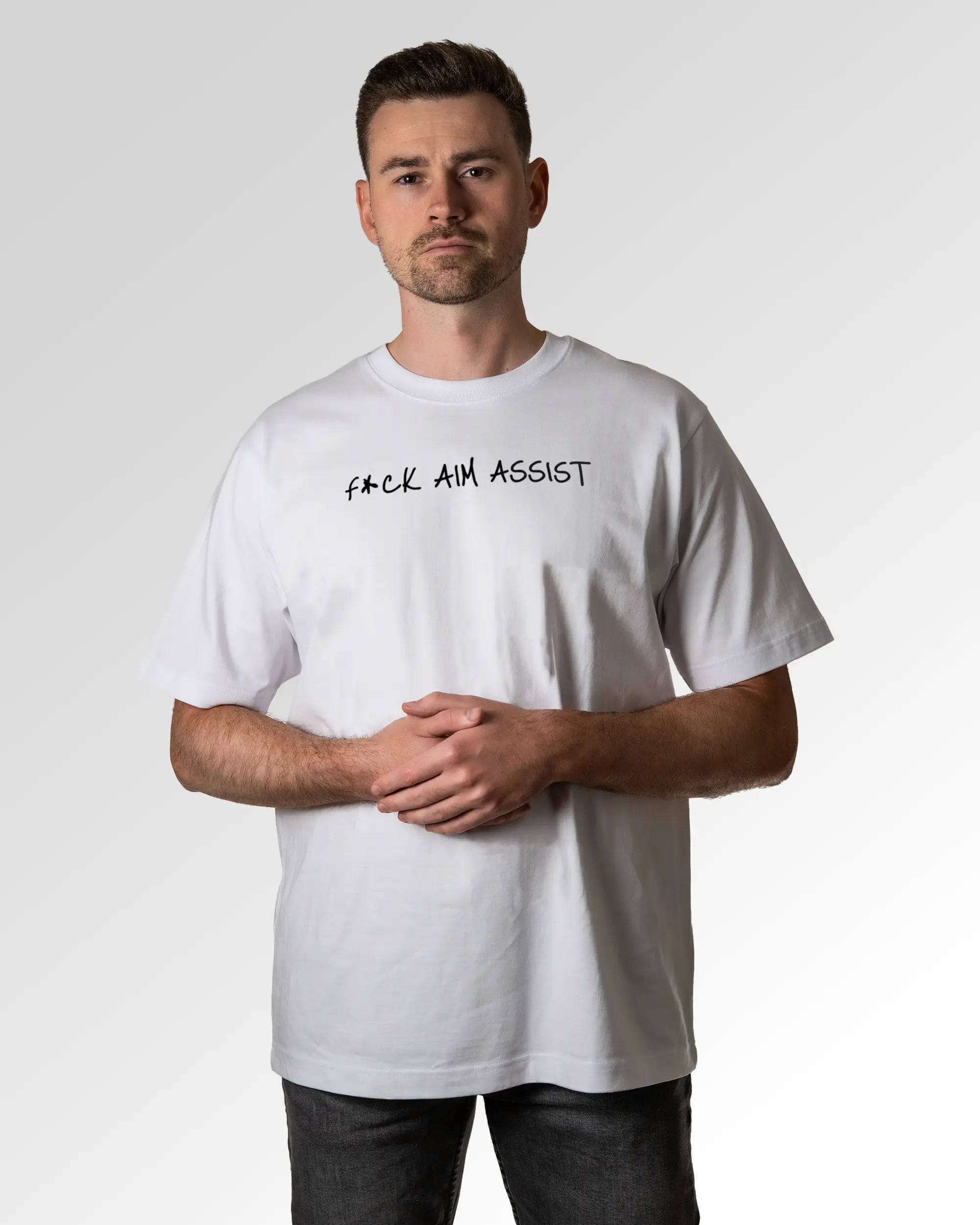 Primärer Modelshot der Druckseite des Organic Unisex T-Shirts von Maondo im Oversized Fit mit dem Design F Aim Assist in der Farbe White