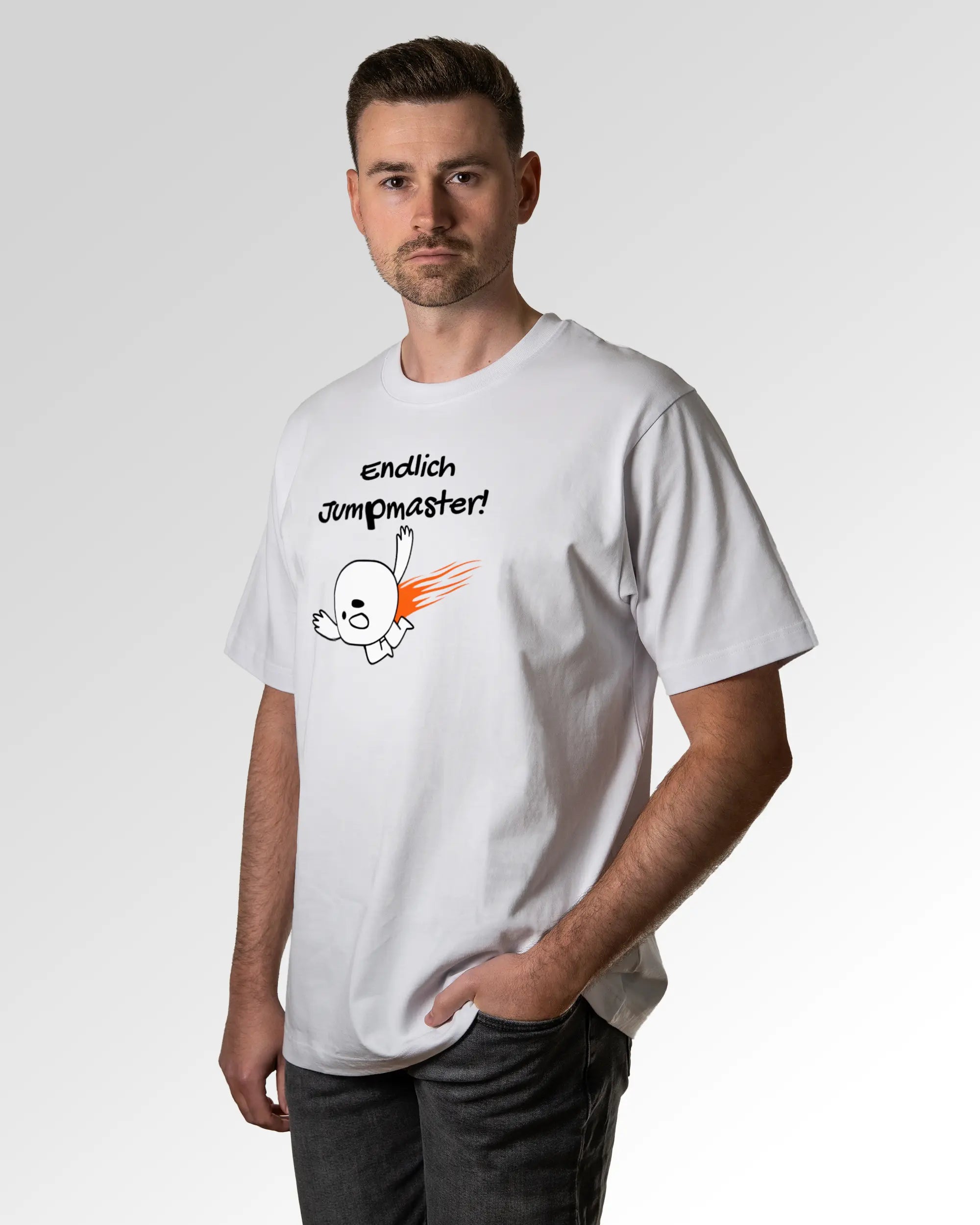 Primärer Modelshot der Druckseite des Organic Unisex T-Shirts von Maondo im Oversized Fit mit dem Design Endlich Jumpmaster in der Farbe White