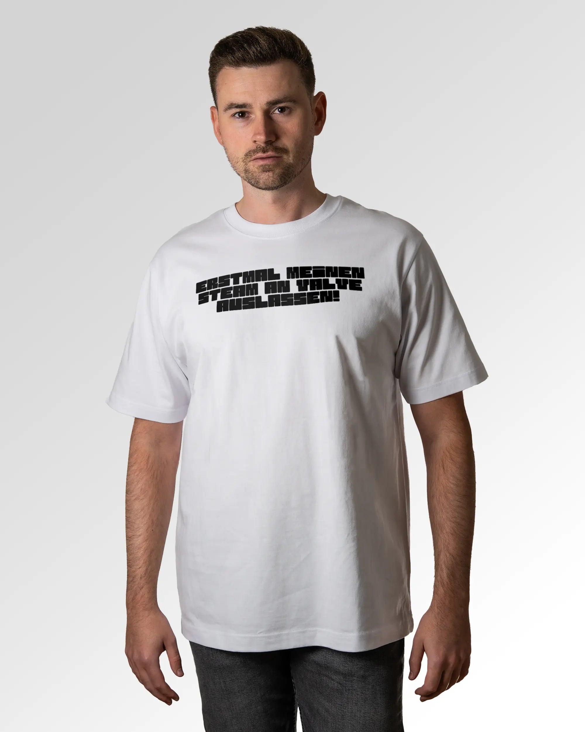 Primärer Modelshot der Druckseite des Organic Unisex T-Shirts von Maondo im Oversized Fit mit dem Design Lass es raus in der Farbe White