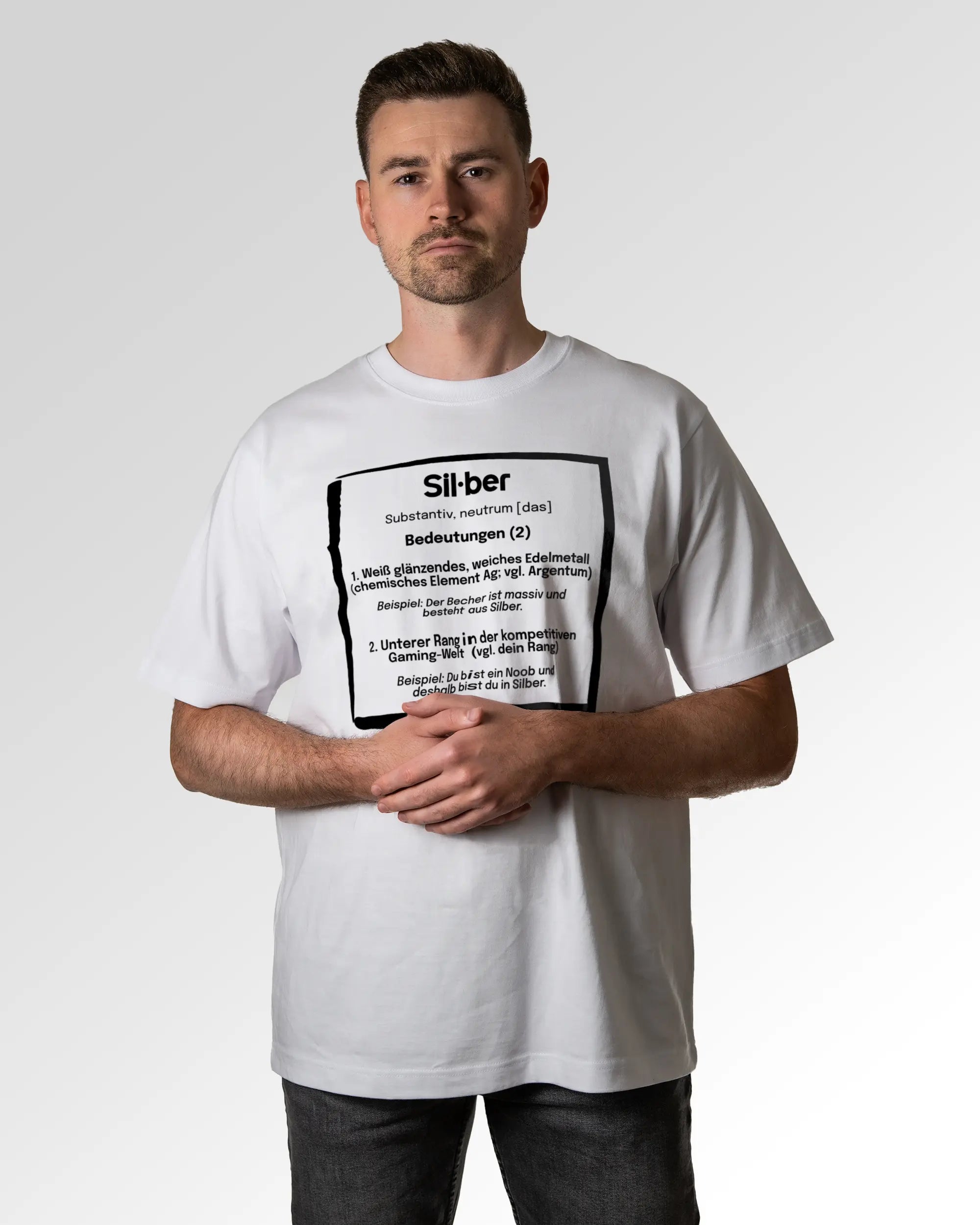 Primärer Modelshot der Druckseite des Organic Unisex T-Shirts von Maondo im Oversized Fit mit dem Design Silber for life in der Farbe White