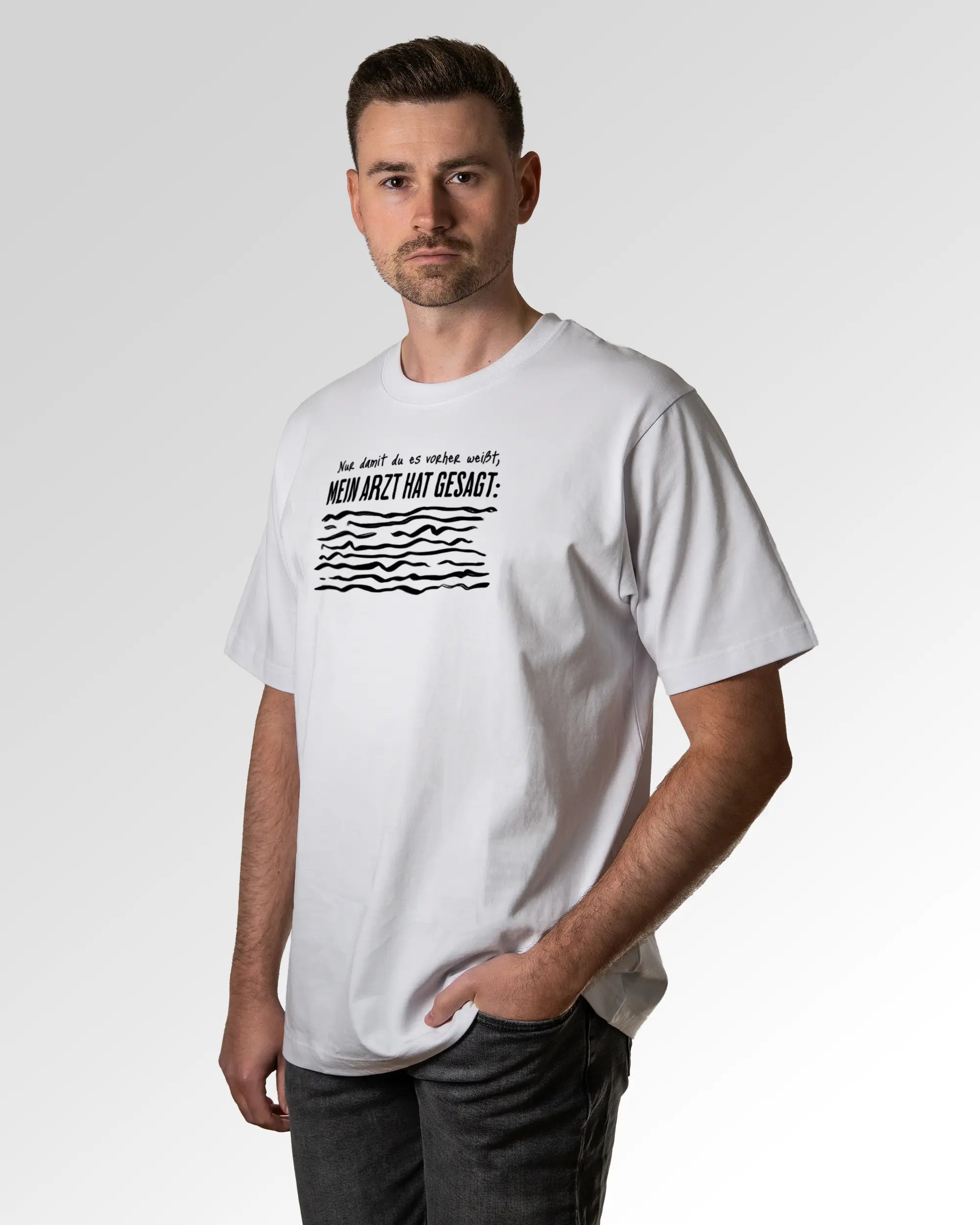 Primärer Modelshot der Druckseite des Organic Unisex T-Shirts von Maondo im Oversized Fit mit dem Design Anamnese in der Farbe White